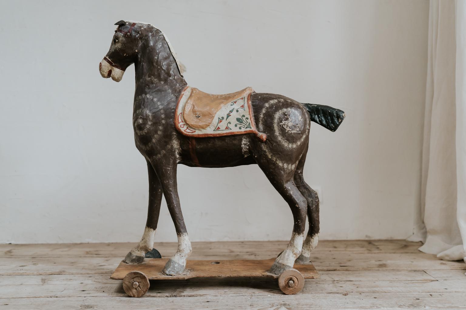 Cheval jouet en papier mâché du 19ème siècle en vente 3