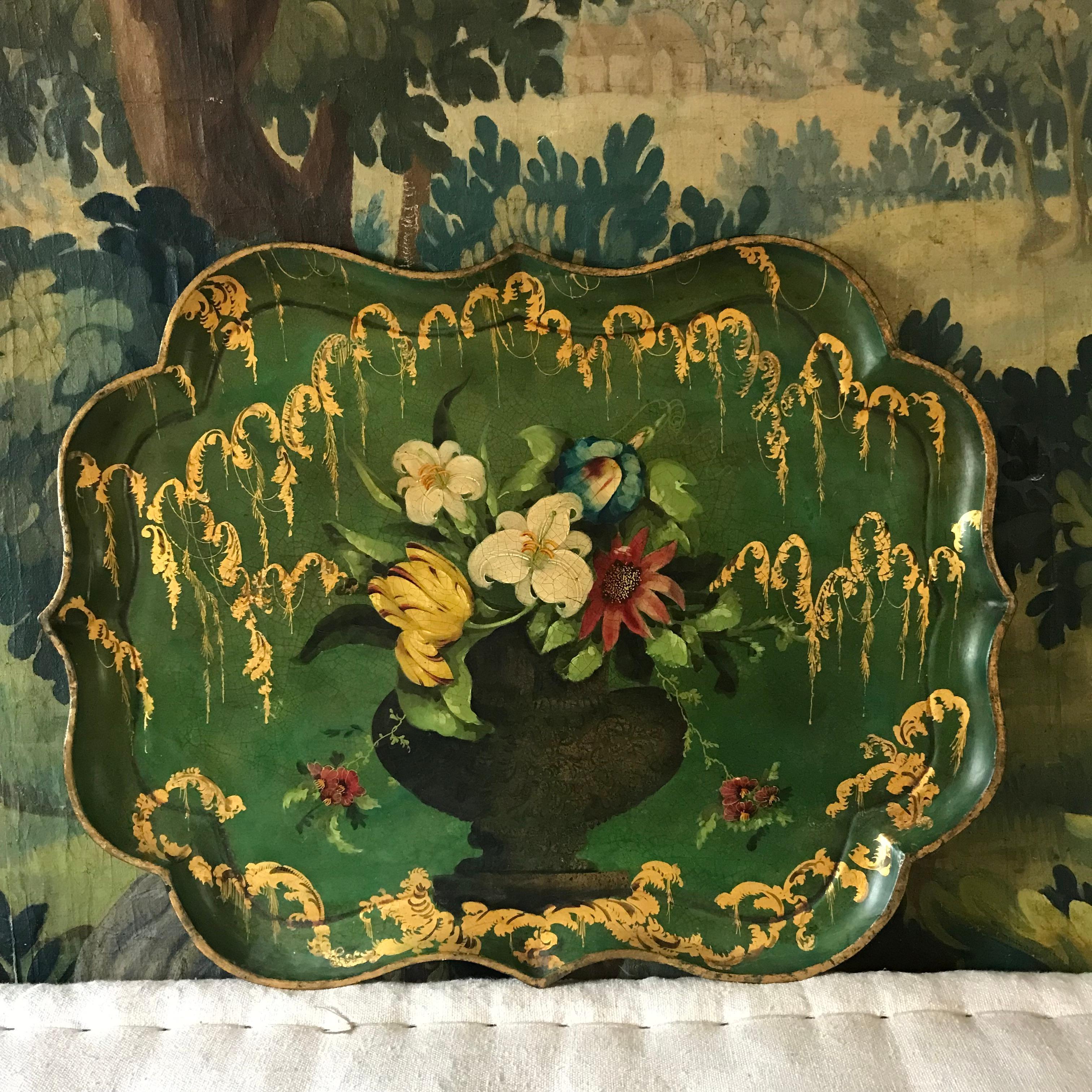 Plateau en papier mâché du 19ème siècle décoré à la main en superbe état - dans une couleur de base inhabituelle vert émeraude - peint à la main avec des tulipes, des lys et des fleurs et une décoration dorée à la main avec un bord doré - rare de