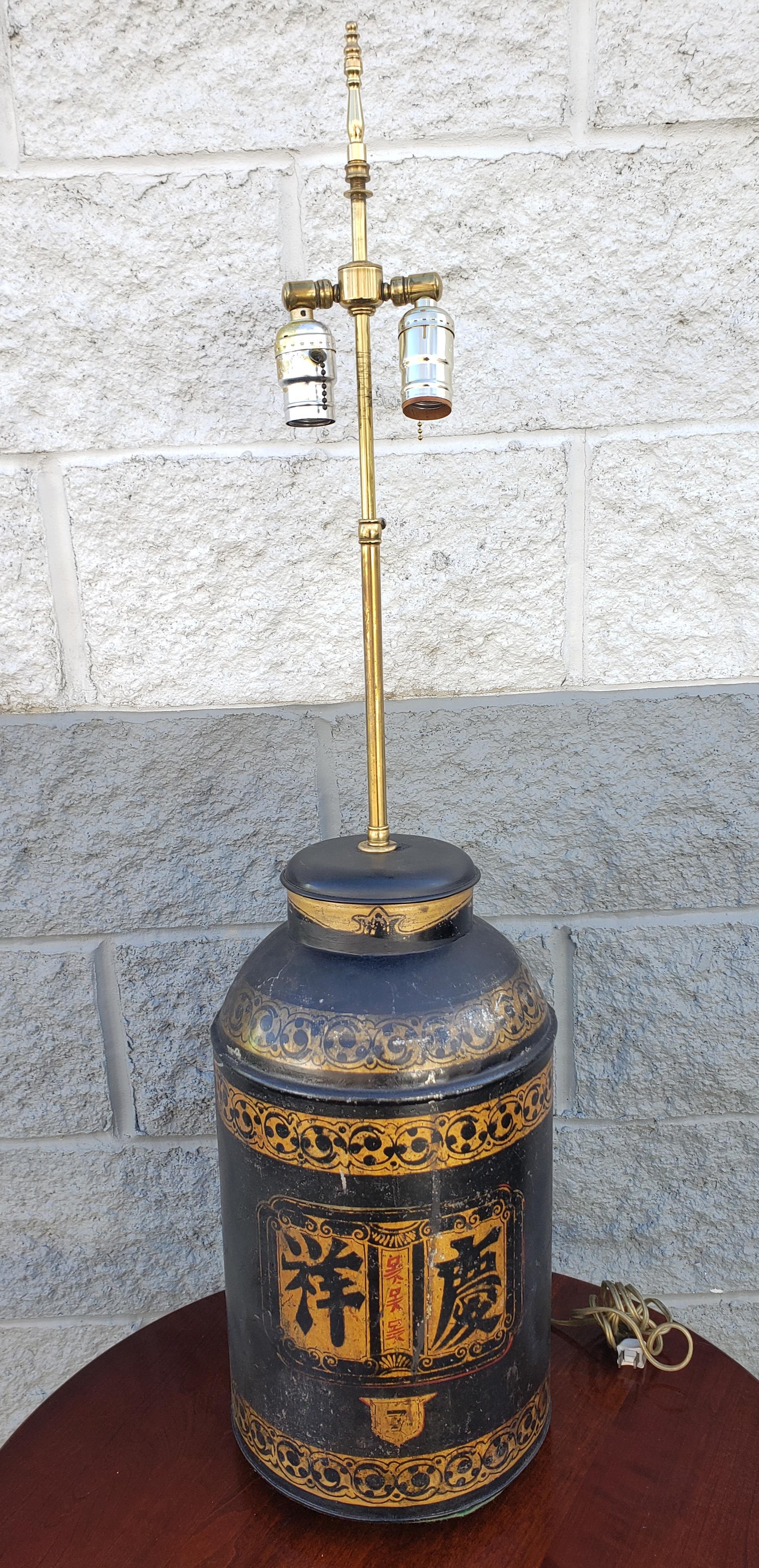 Un colis doré du 19ème siècle  et Ebonisé  Boite à thé lestée montée comme lampe de table avec une finition originale. Mesure 34