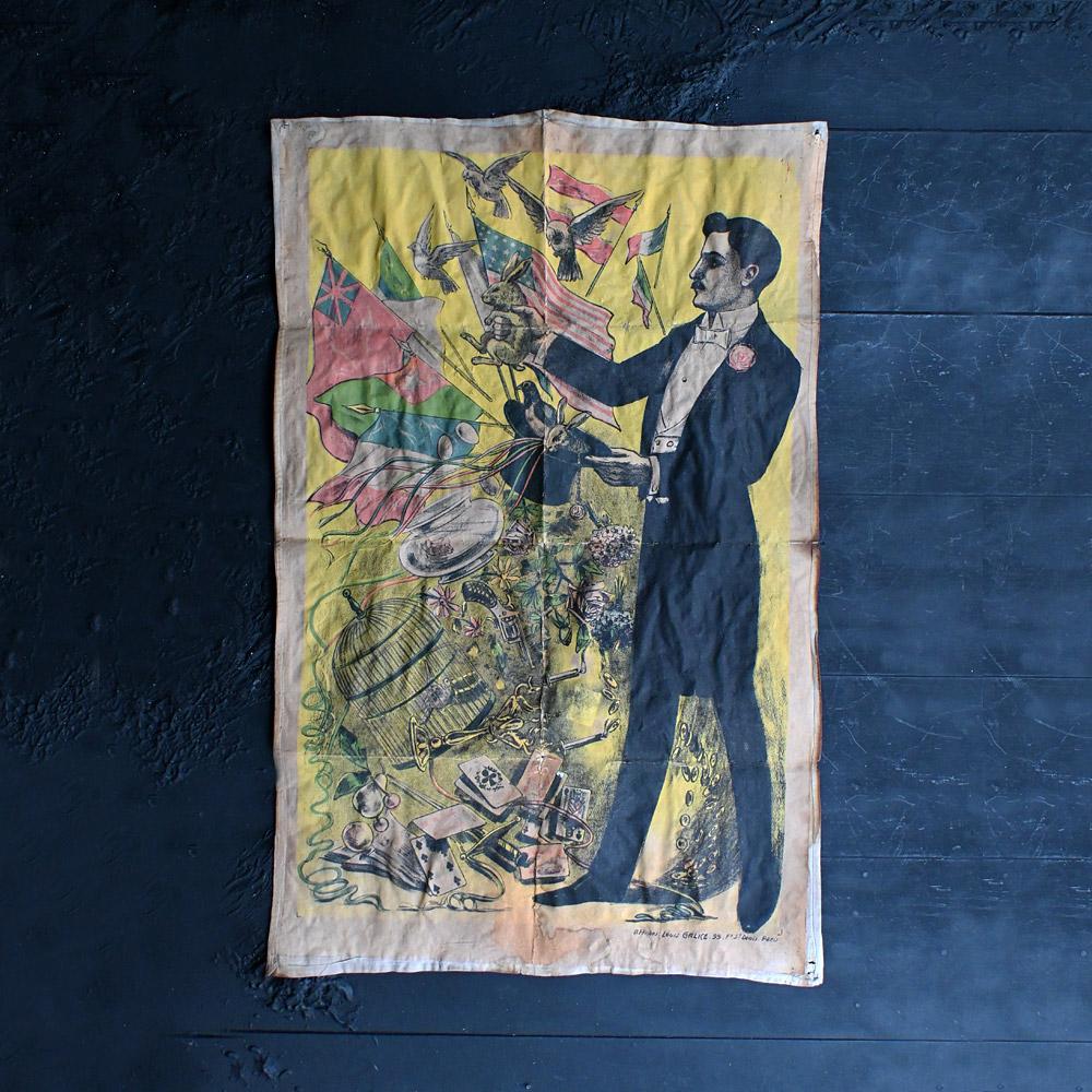 Cartel de magos de París del siglo XIX sobre lienzo 

Raro ejemplar de cartel promocional de mago de París de finales del siglo XIX, litografía sobre lienzo. Por Efficher. Louis GALICE. 99. F9 St. Denis. París. Con colores vibrantes y todavía en