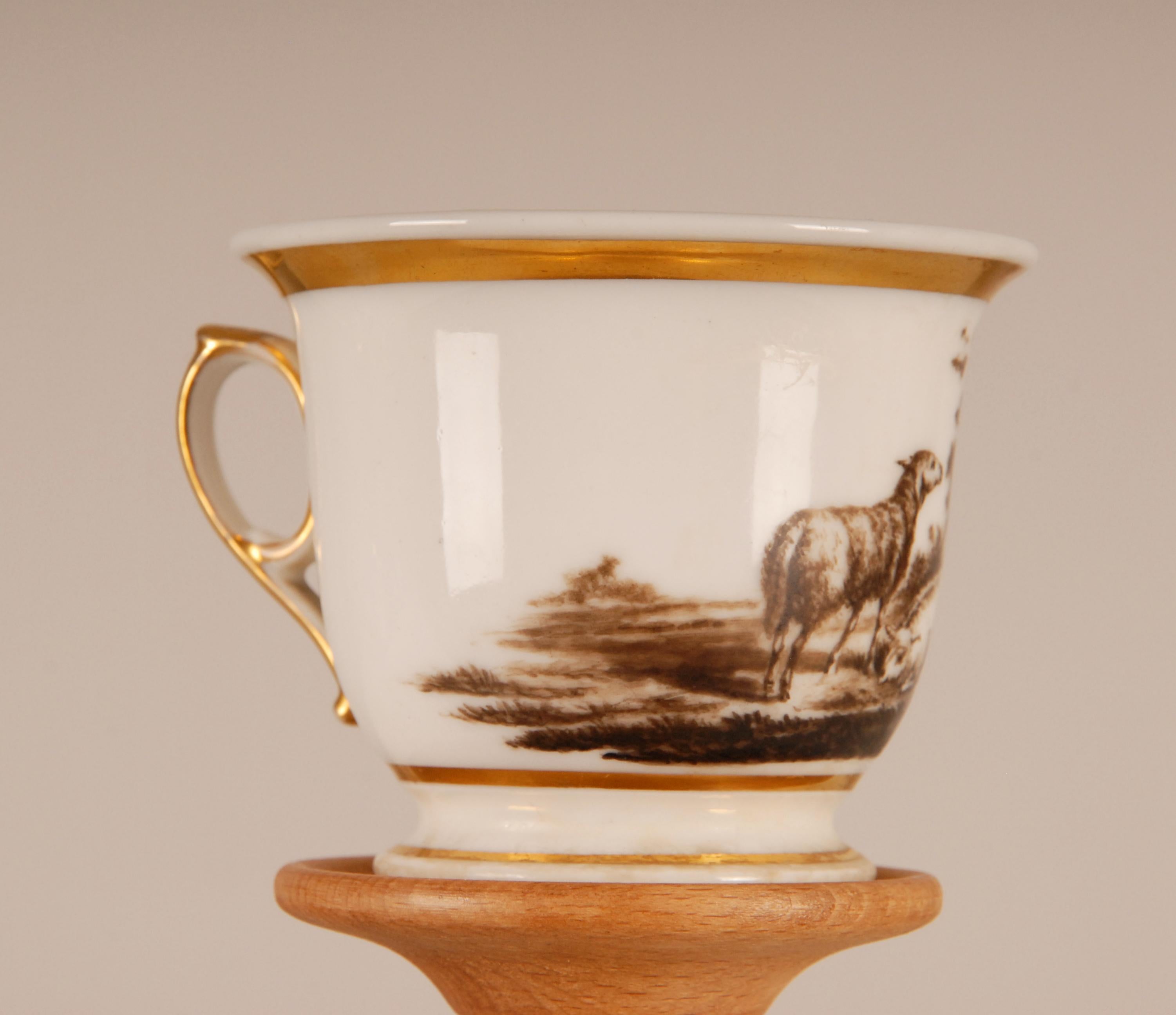 19ème siècle Paris Porcelaine Cabinet Coupe grissaile moutons scène pastorale Rococo en vente 1