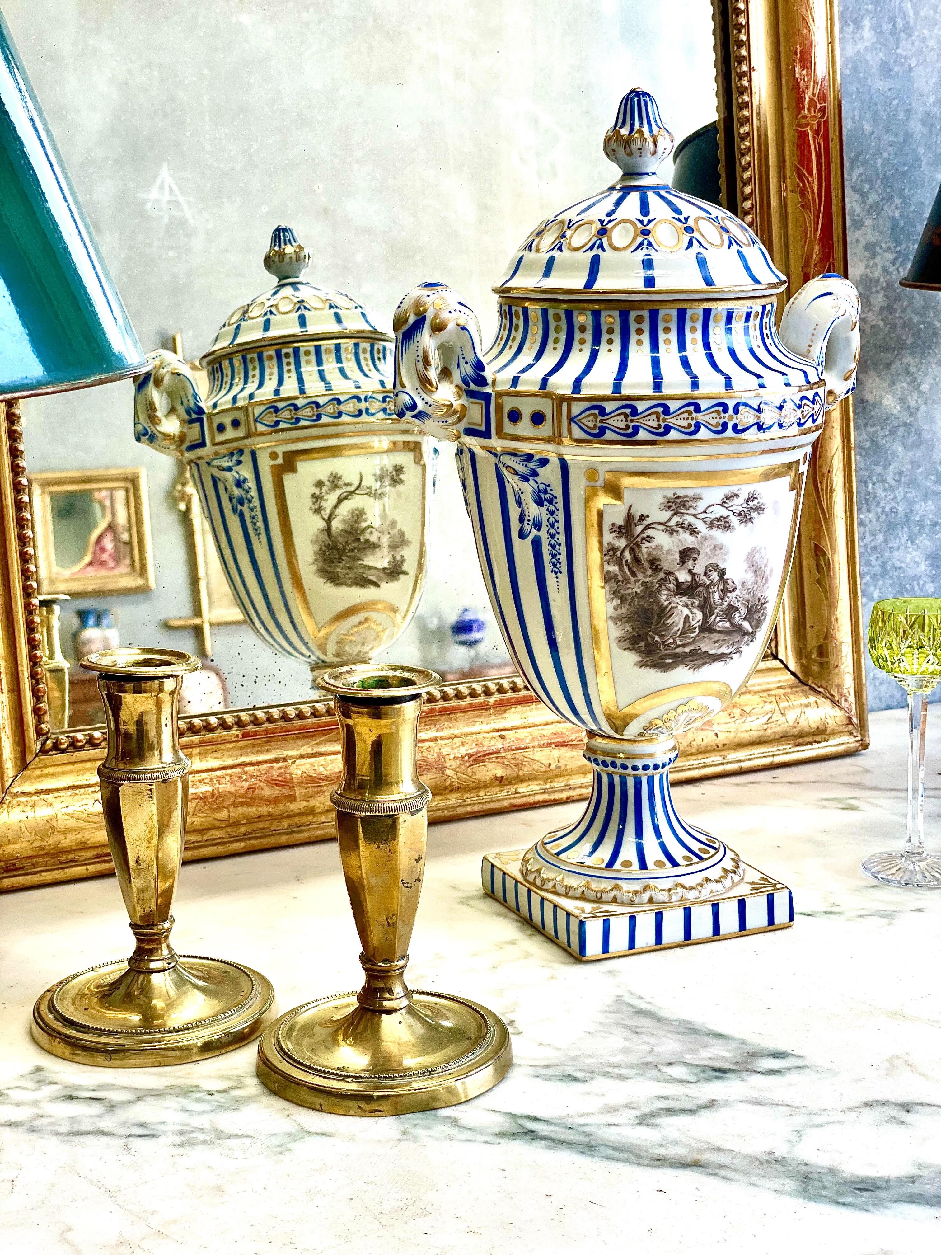 Français Urne à couvercle en porcelaine de Paris du XIXe siècle à décor bleu, or et sépia en vente