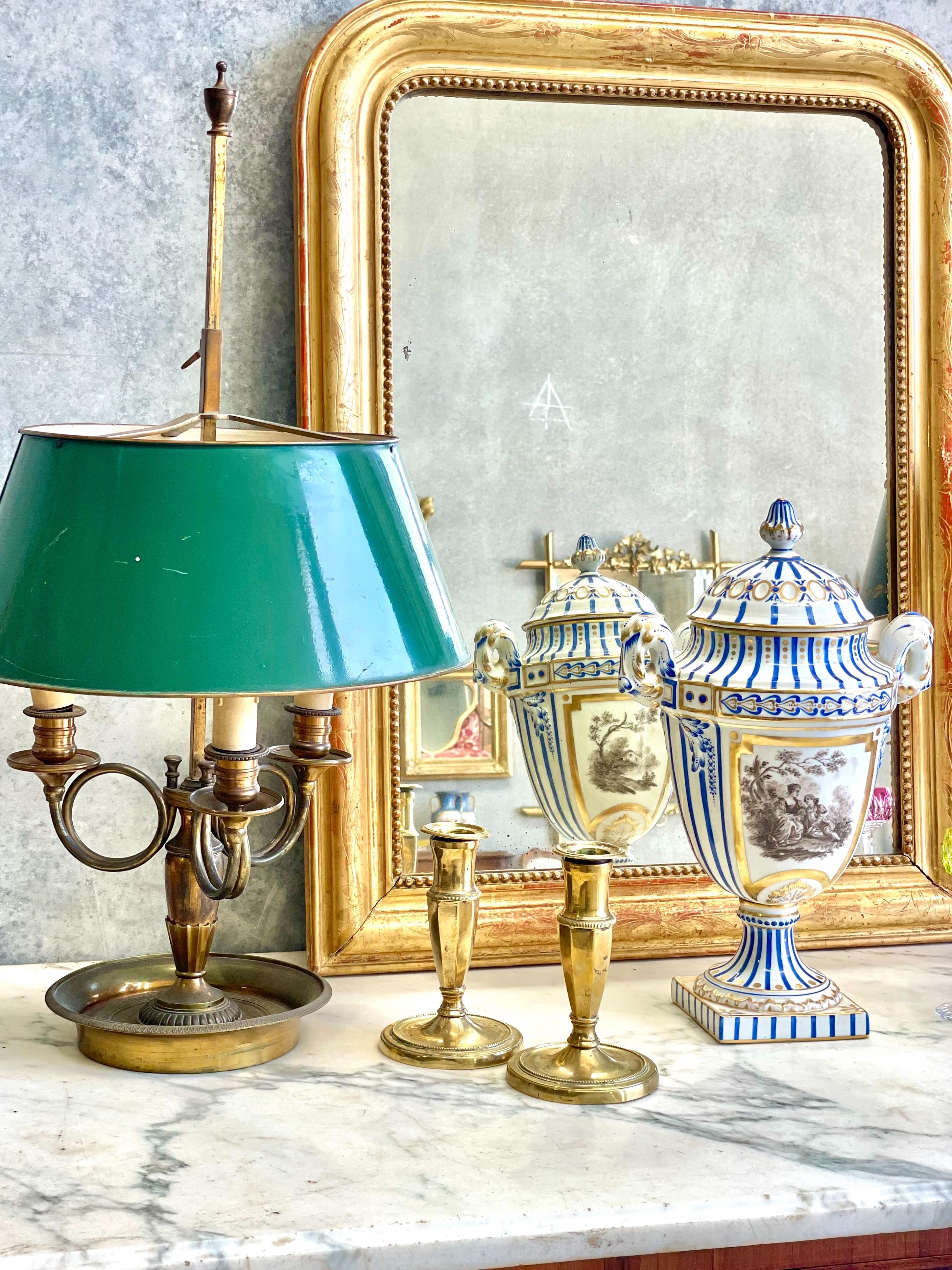 Peint à la main Urne à couvercle en porcelaine de Paris du XIXe siècle à décor bleu, or et sépia en vente