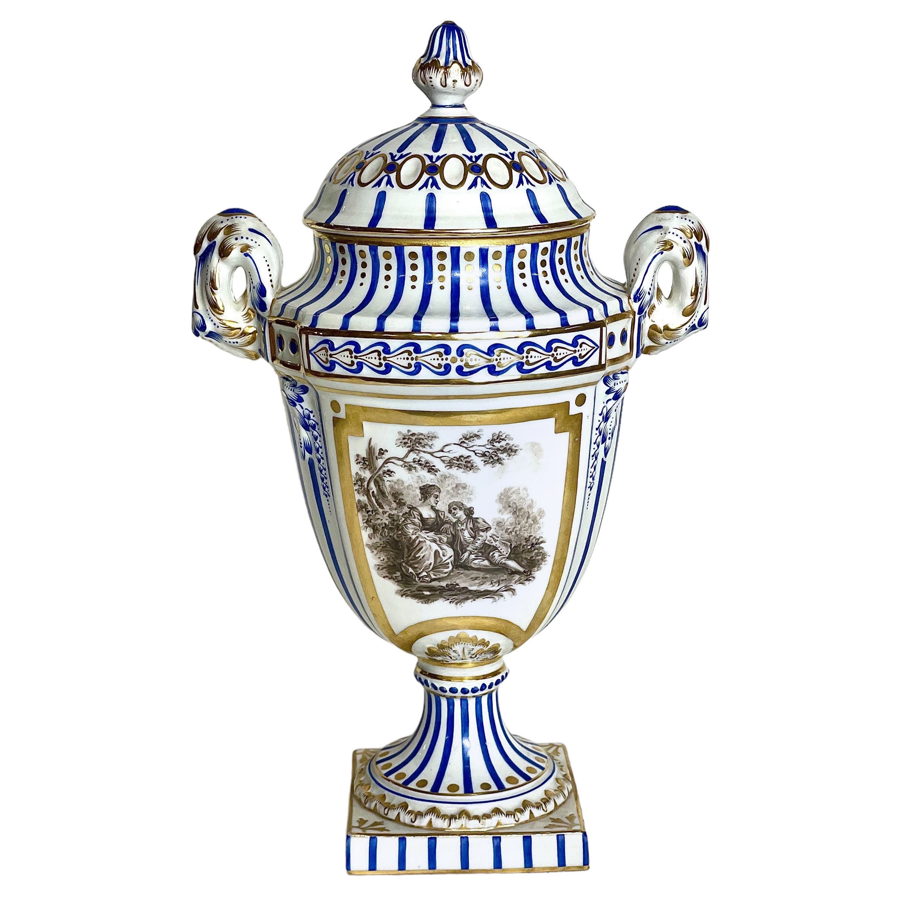 Urne à couvercle en porcelaine de Paris du XIXe siècle à décor bleu, or et sépia en vente