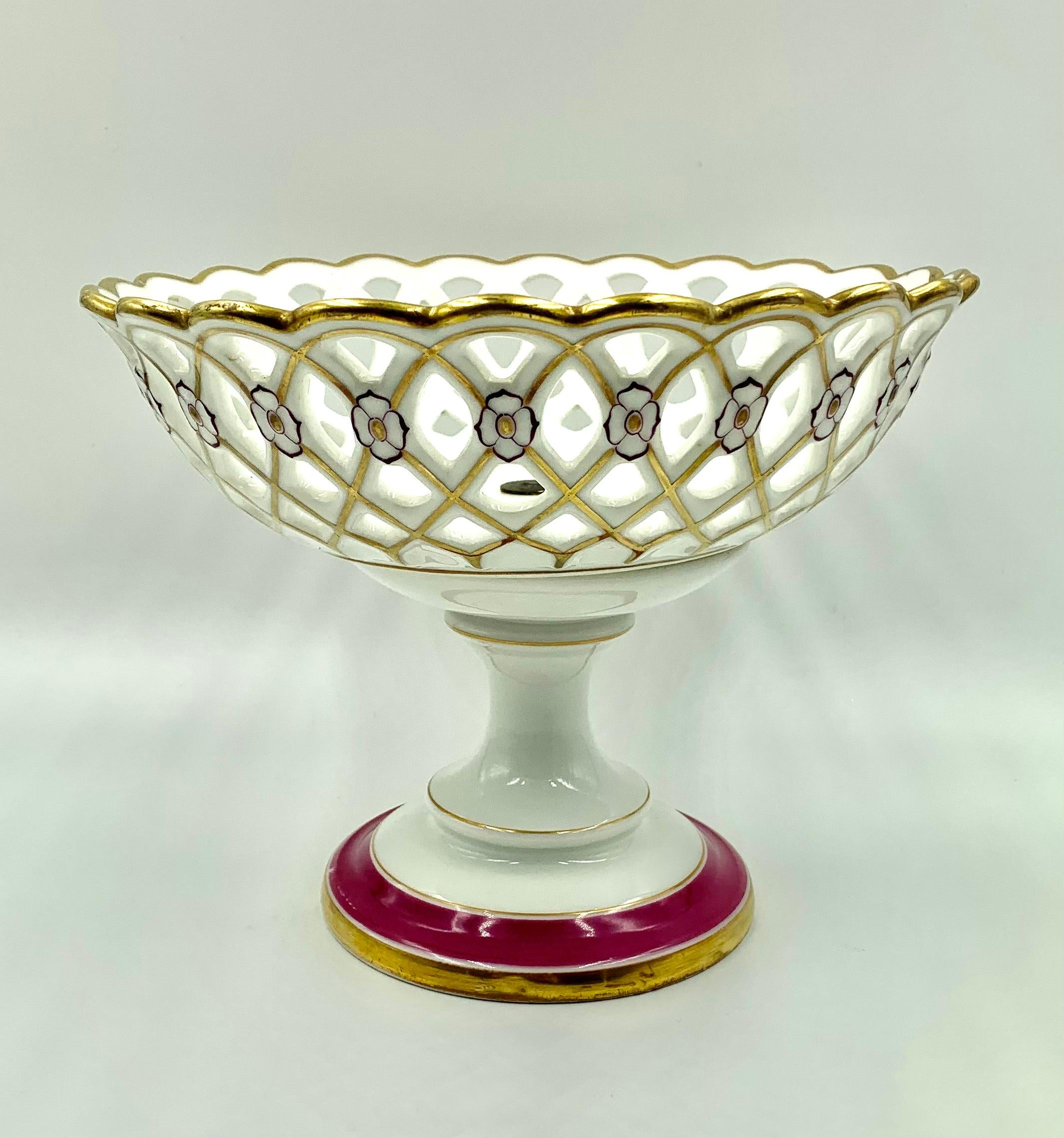 La production de la porcelaine réticulée au XIXe siècle exigeait un haut degré de compétence, chaque pièce étant minutieusement fabriquée à la main pour former un charmant motif rappelant un treillis de jardin. Ces pièces étaient la vaisselle la