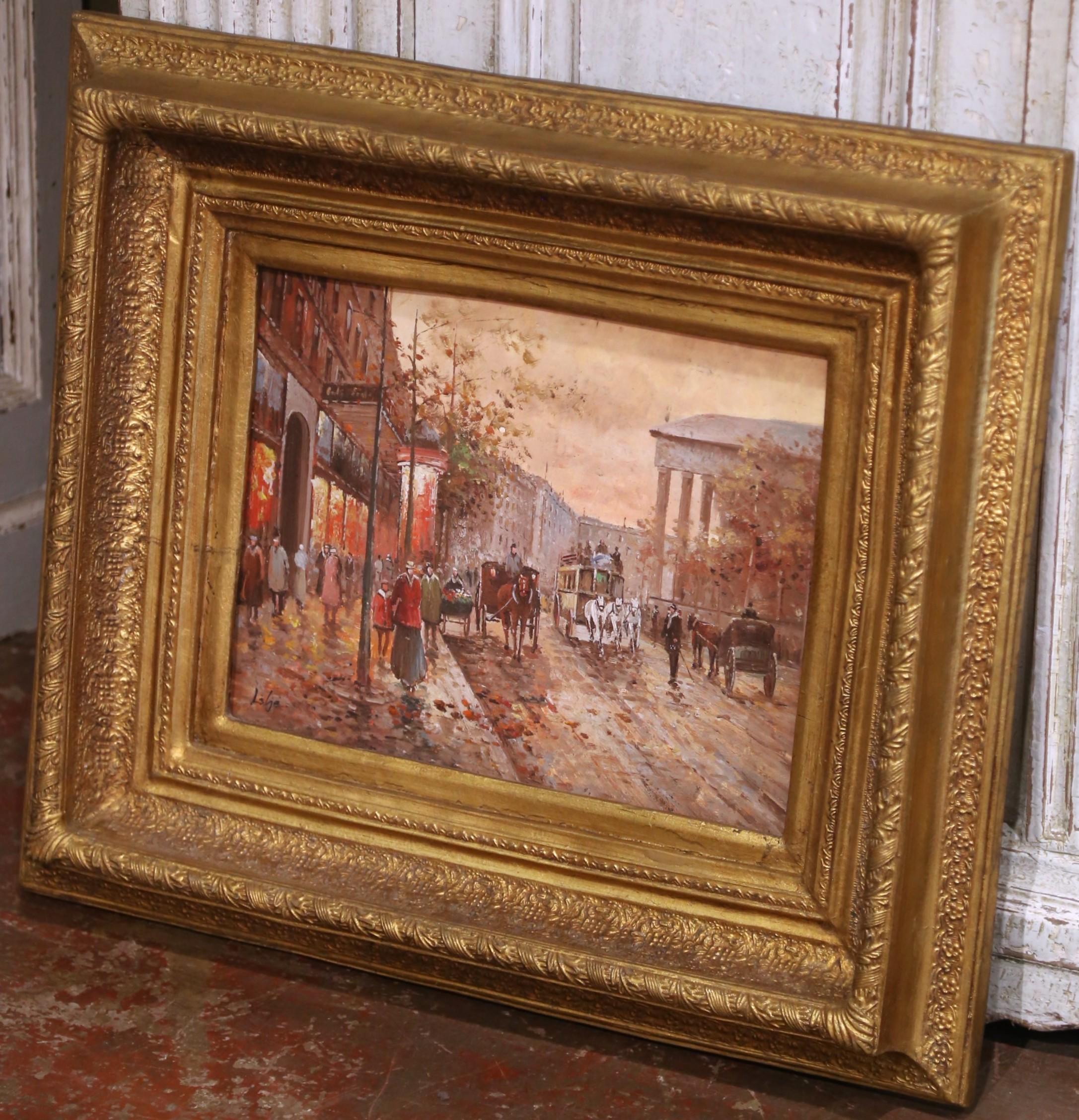 Peinte en France vers 1890, cette huile sur panneau évocatrice représente un boulevard parisien animé au crépuscule. Exécutée à la manière d'Édouard Cortès et d'Eugène Galien-Laloue, la scène capture l'esprit de la Belle Époque avec des détails