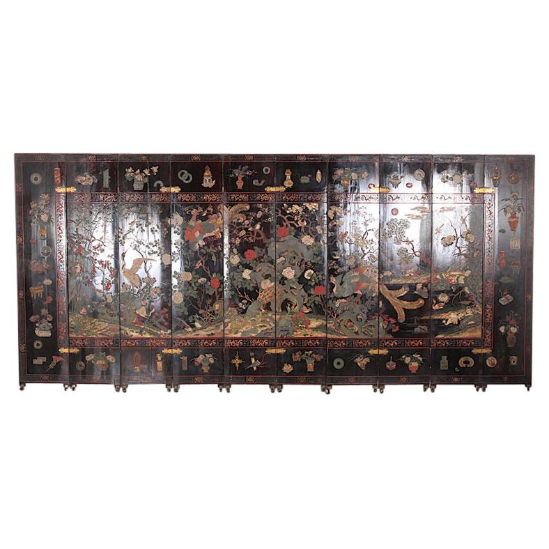 Fabuleux paravent chinois du 19ème siècle à 10 panneaux en laque coromandel de Paris. Il présente un design peint à la main magnifiquement détaillé, avec des roulettes et des charnières d'origine. Tous en état d'origine. Le dos n'a aucun dessin et