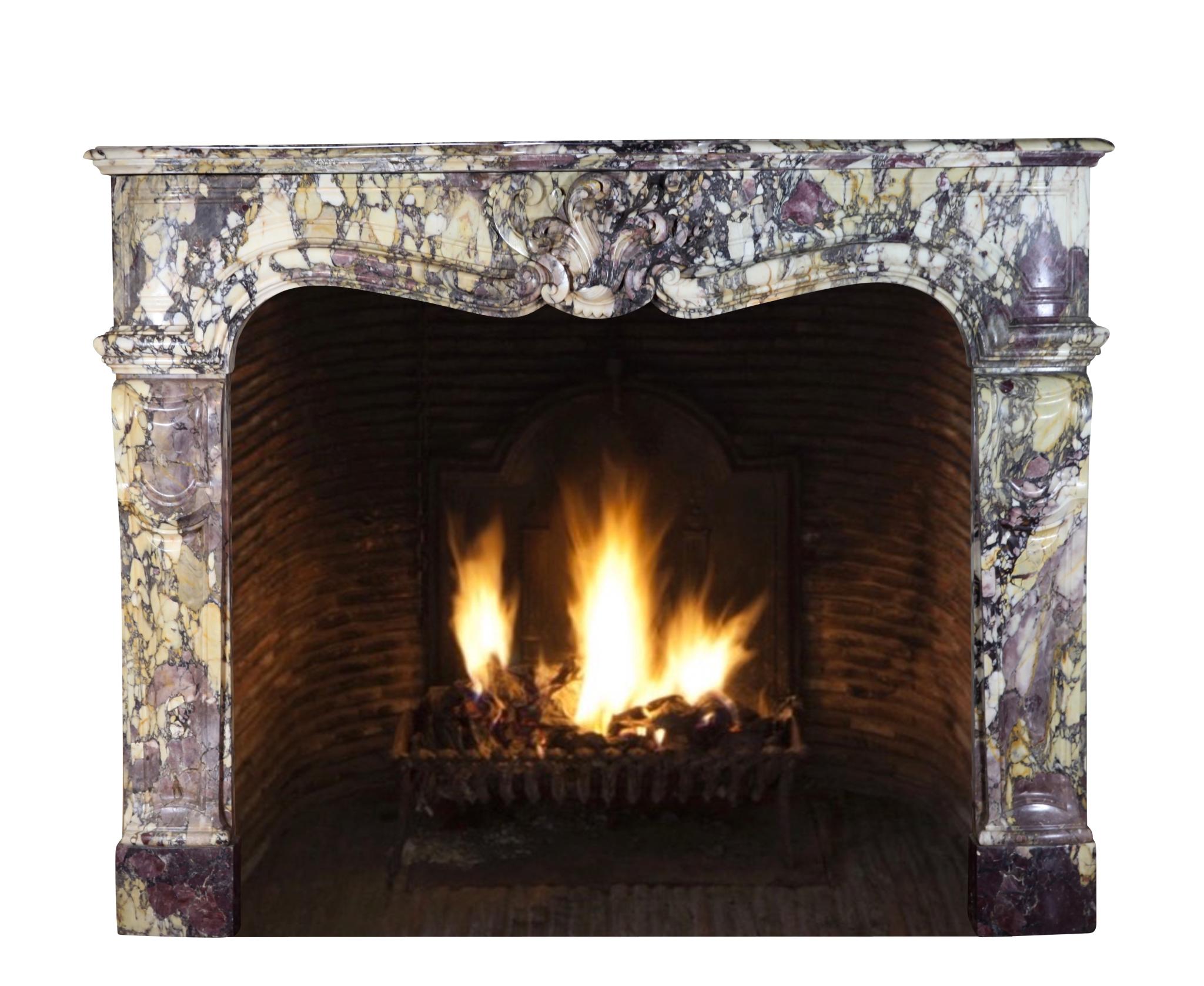 Favoloso pezzo di camino in marmo viola Royal Brêche, ricco di colori. Si tratta di un eccezionale stile Regency, del XIX secolo. Un camino storico unico nel suo genere per un interno d'autore. Questo caminetto storico originale ha una storia e un