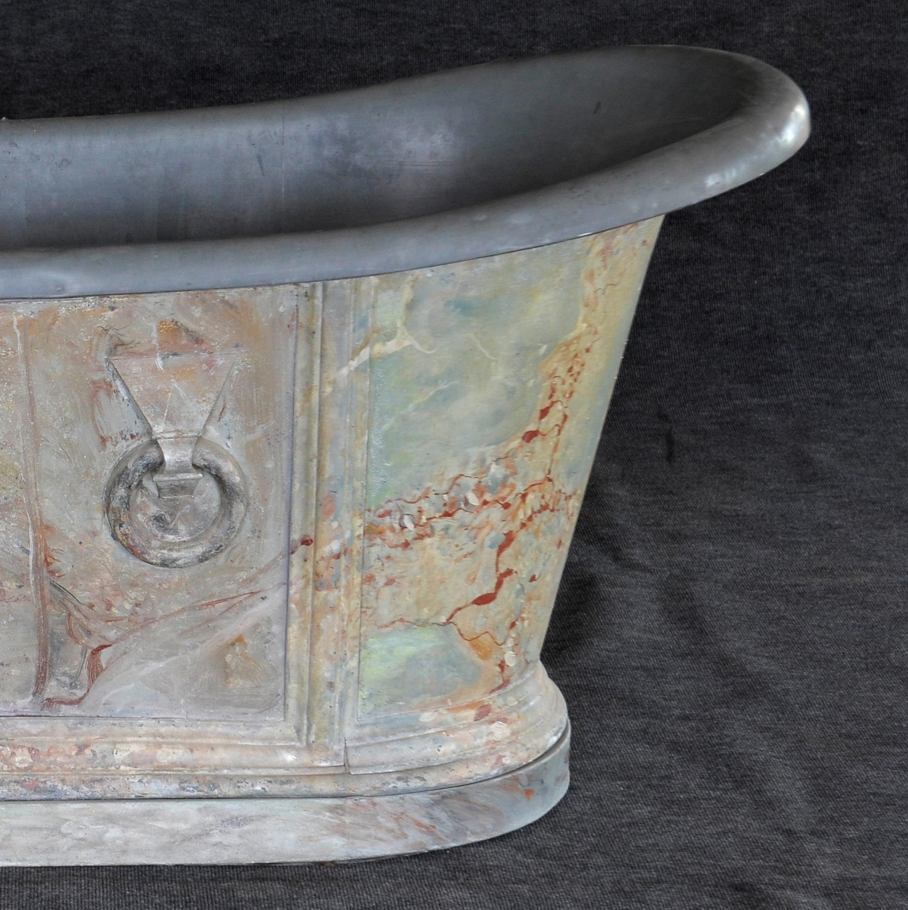19th Century Parisian Faux Marble Painted Zinc Bathtub In Fair Condition For Sale In BUDAPEST, HU