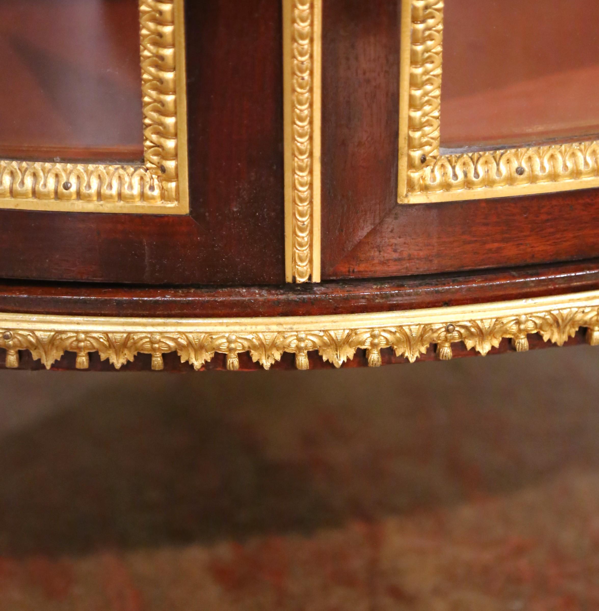 Vitrina angolare parigina Luigi XVI del XIX secolo in mogano e ormolu con piano in marmo in vendita 4