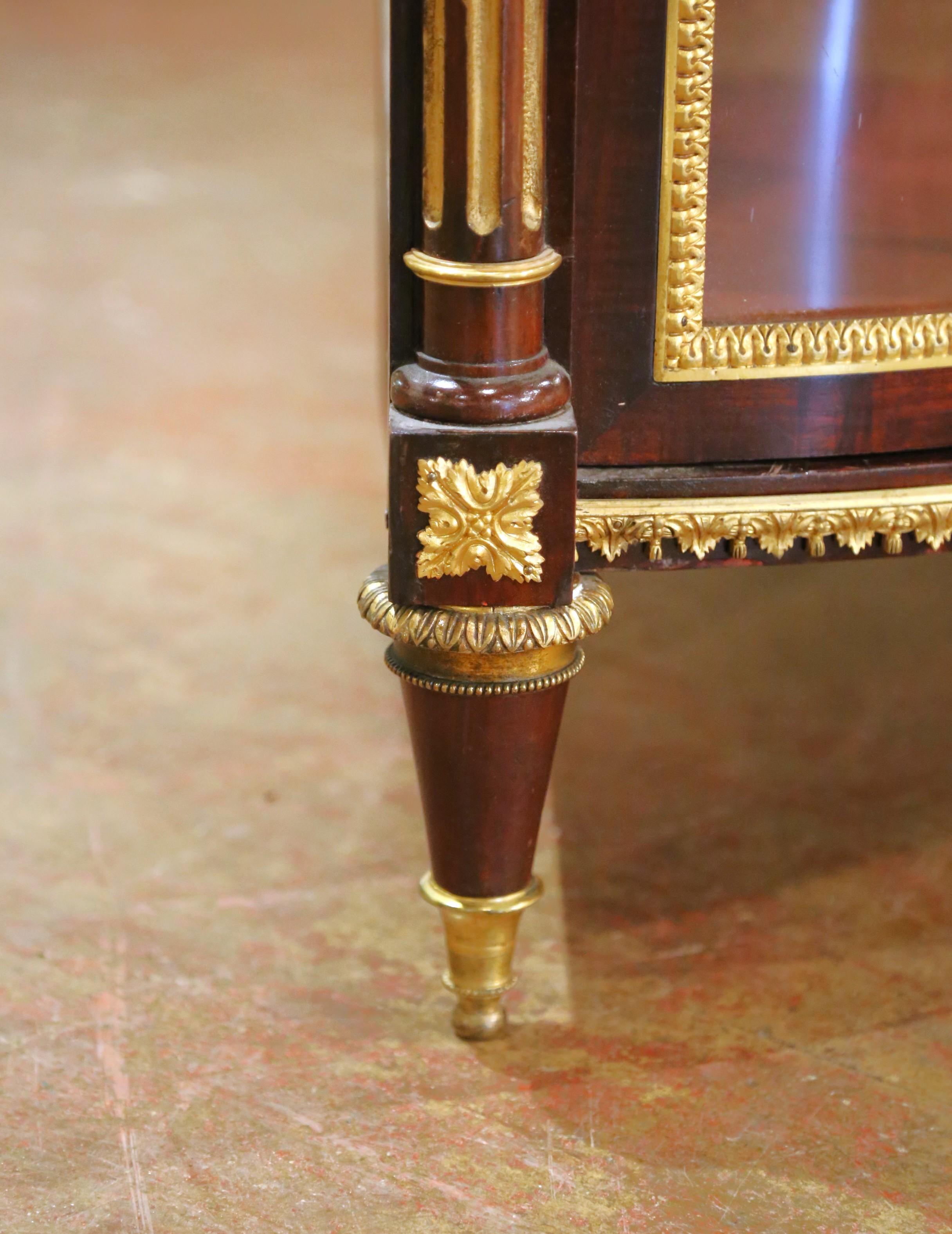Vitrina angolare parigina Luigi XVI del XIX secolo in mogano e ormolu con piano in marmo in vendita 5
