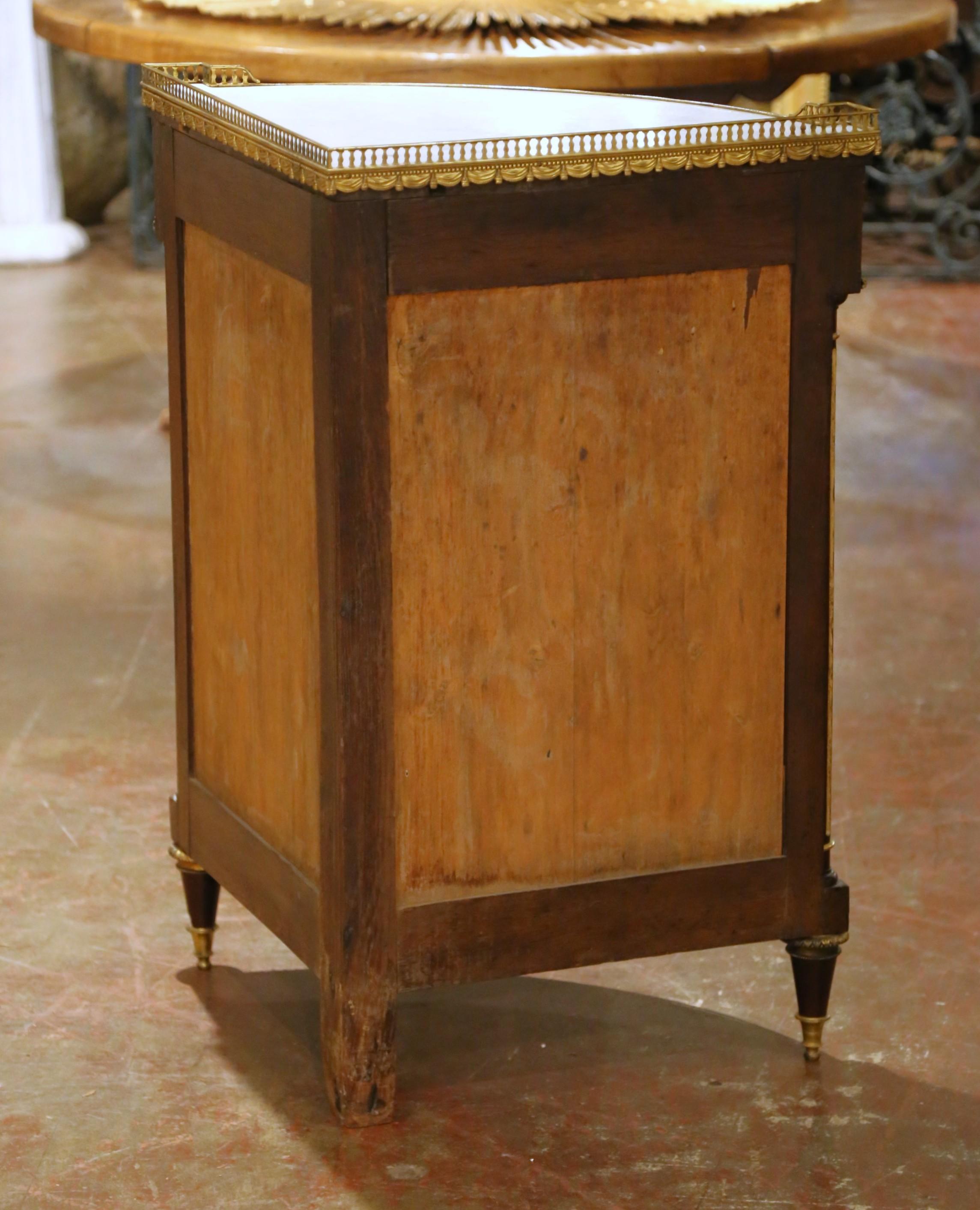 Vitrina angolare parigina Luigi XVI del XIX secolo in mogano e ormolu con piano in marmo in vendita 6