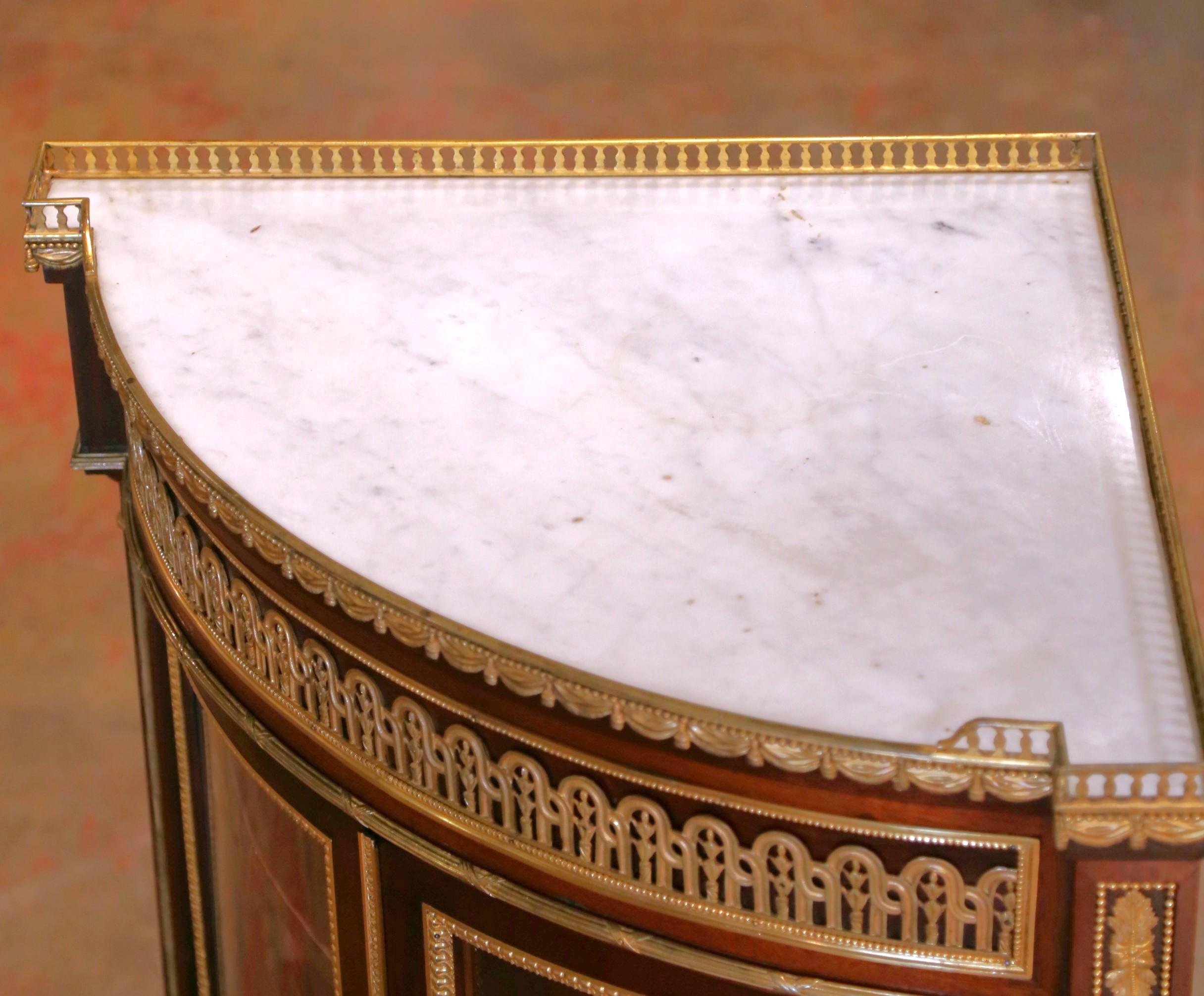 Francese Vitrina angolare parigina Luigi XVI del XIX secolo in mogano e ormolu con piano in marmo in vendita