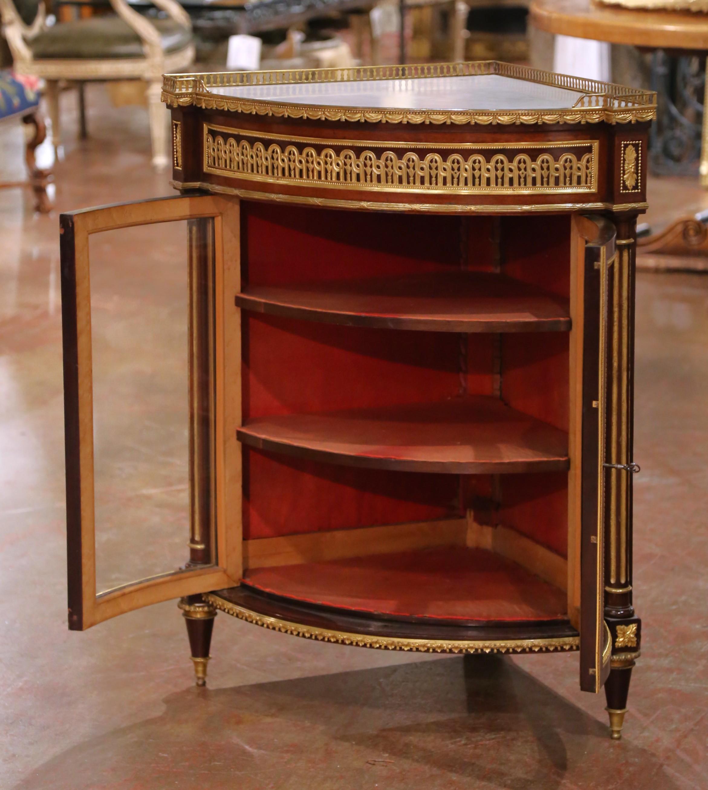 Intagliato a mano Vitrina angolare parigina Luigi XVI del XIX secolo in mogano e ormolu con piano in marmo in vendita