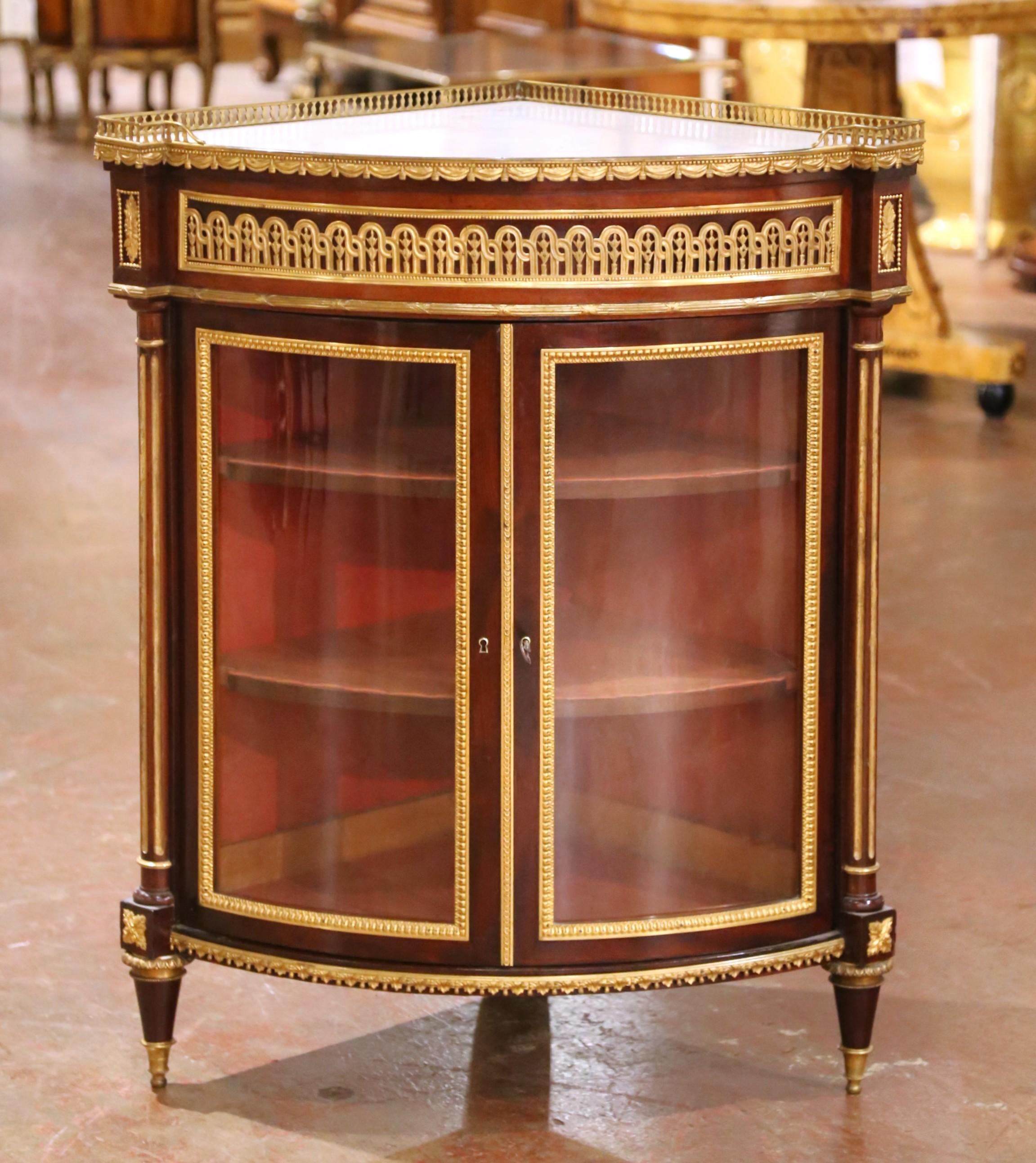 Bronzo Vitrina angolare parigina Luigi XVI del XIX secolo in mogano e ormolu con piano in marmo in vendita