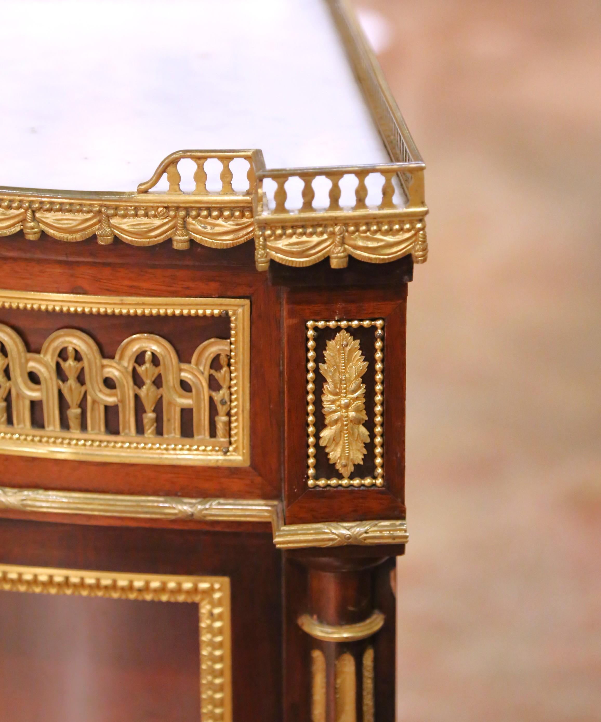 Vitrina angolare parigina Luigi XVI del XIX secolo in mogano e ormolu con piano in marmo in vendita 1
