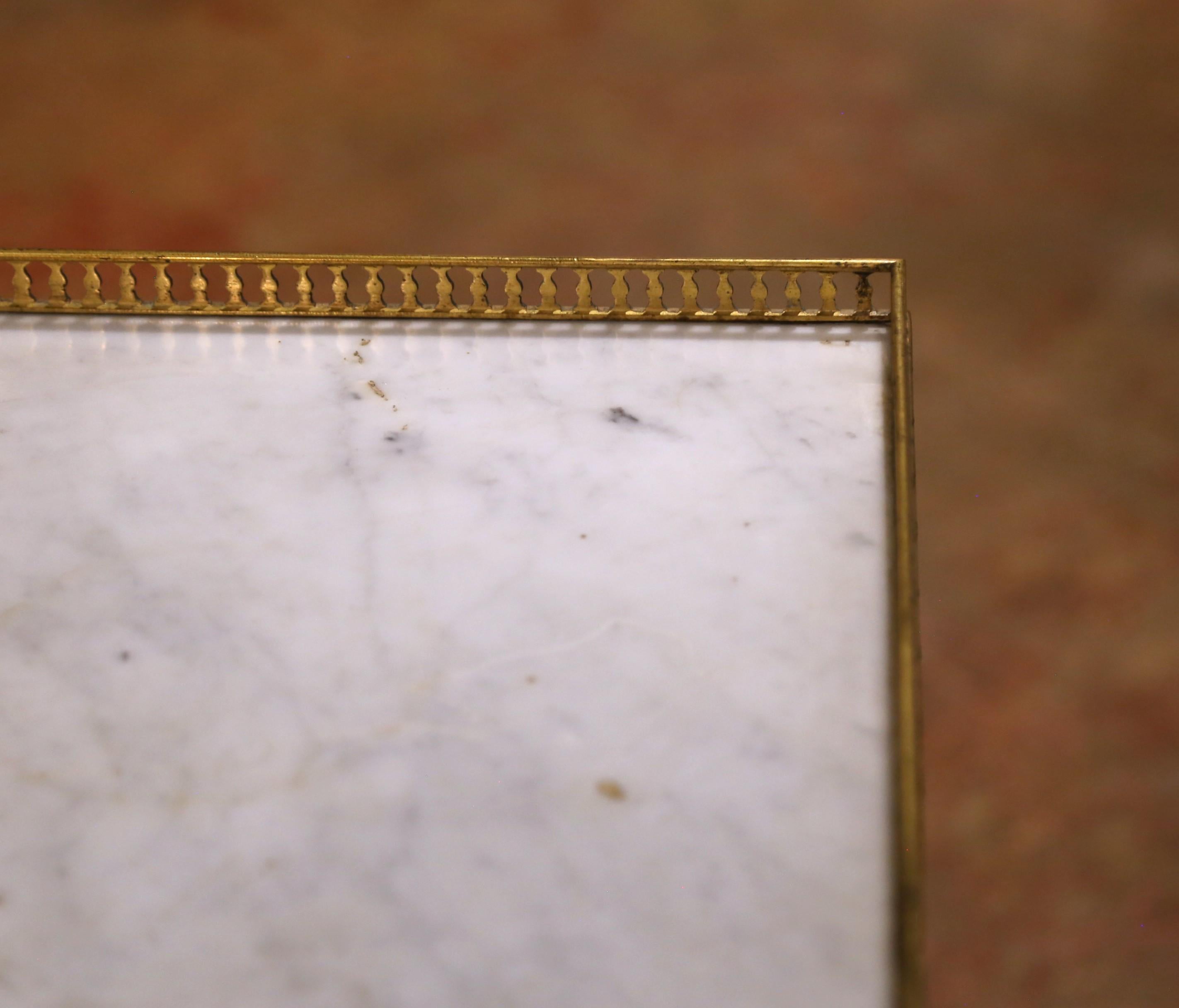 Vitrina angolare parigina Luigi XVI del XIX secolo in mogano e ormolu con piano in marmo in vendita 2
