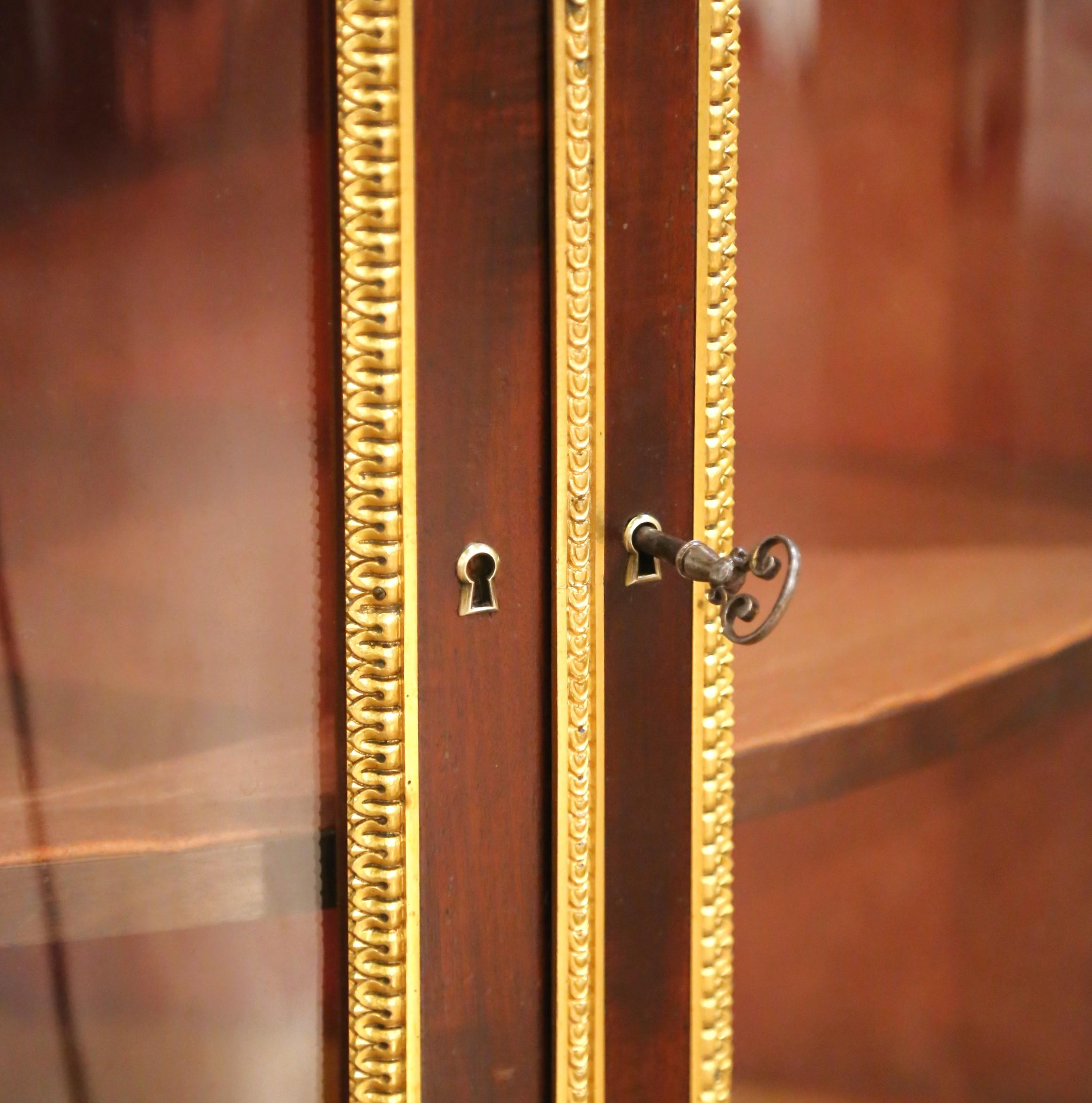 Vitrina angolare parigina Luigi XVI del XIX secolo in mogano e ormolu con piano in marmo in vendita 3