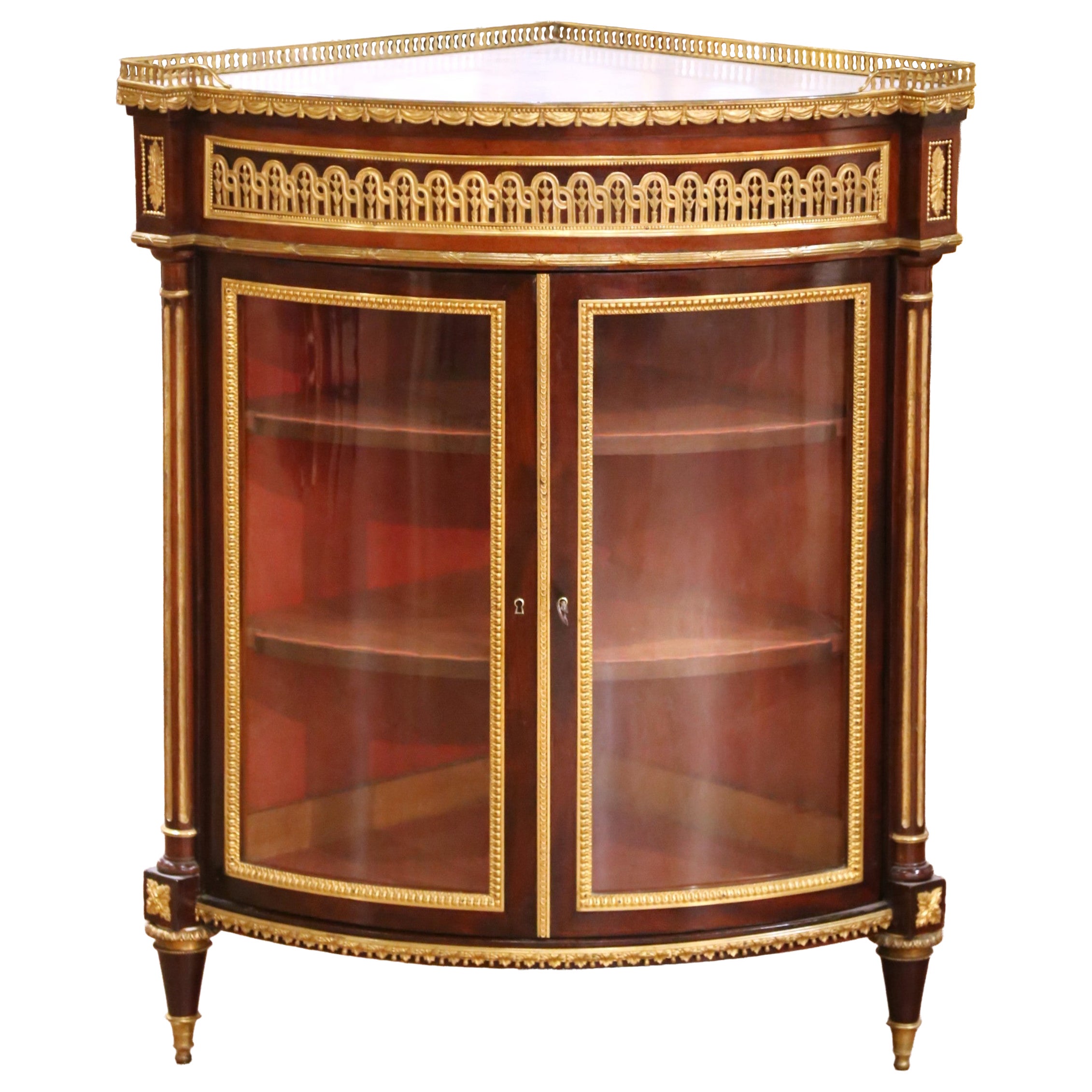 Vitrine d'angle parisienne Louis XVI du XIXe siècle en acajou et bronze doré avec dessus en marbre