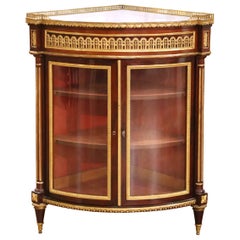 Vitrina angolare parigina Luigi XVI del XIX secolo in mogano e ormolu con piano in marmo