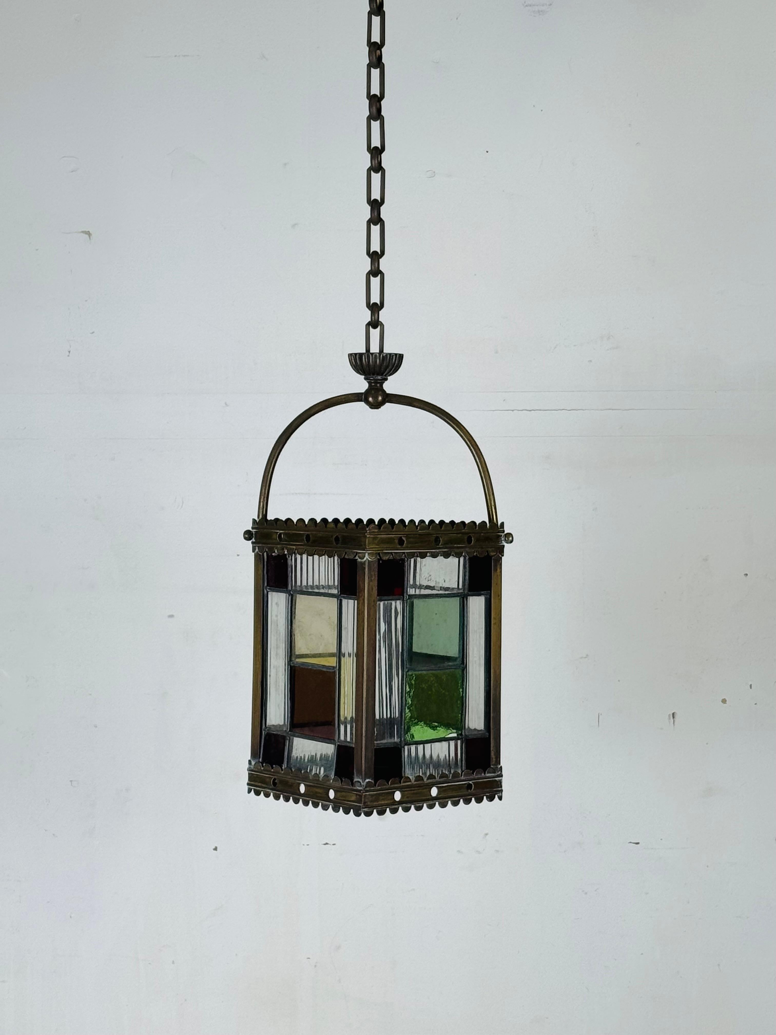 Bellissima lanterna vittoriana in ottone patinato e vetro colorato, circa 1880.
Le dimensioni indicate (7 1/2 pollici quadrati x 17 1/2 pollici di altezza) sono le dimensioni del corpo della lanterna.
La catena in ottone massiccio patinato, che vedi