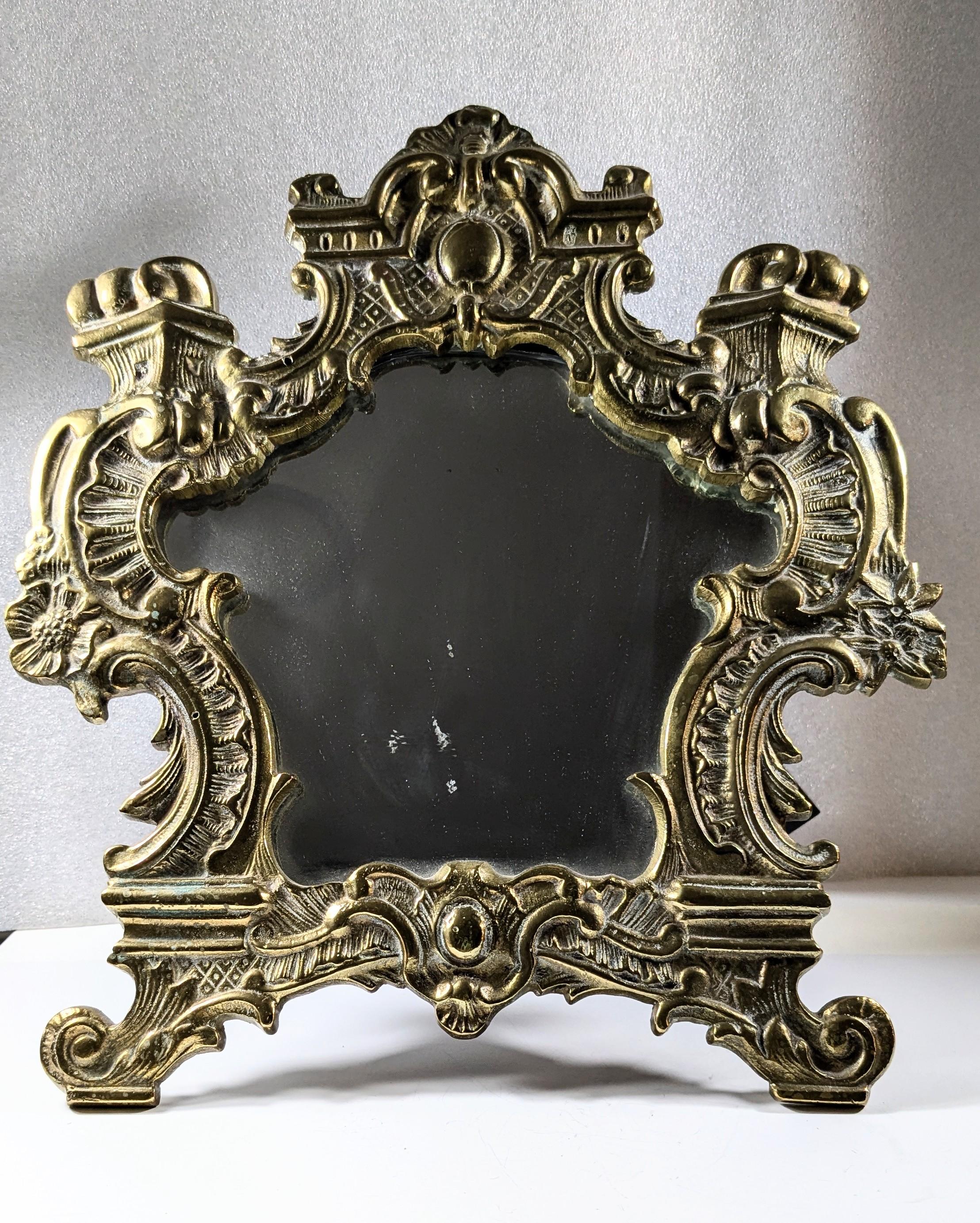 Important miroir de courtoisie en bronze patiné du 19ème siècle avec miroir au mercure d'origine.
Dimensions : 30 cm x 20 cm x 4 cm : 30cm x 20cm x 4 cm.
 

Pradera est une entreprise familiale de bijouterie de référence en Espagne, dirigée par la