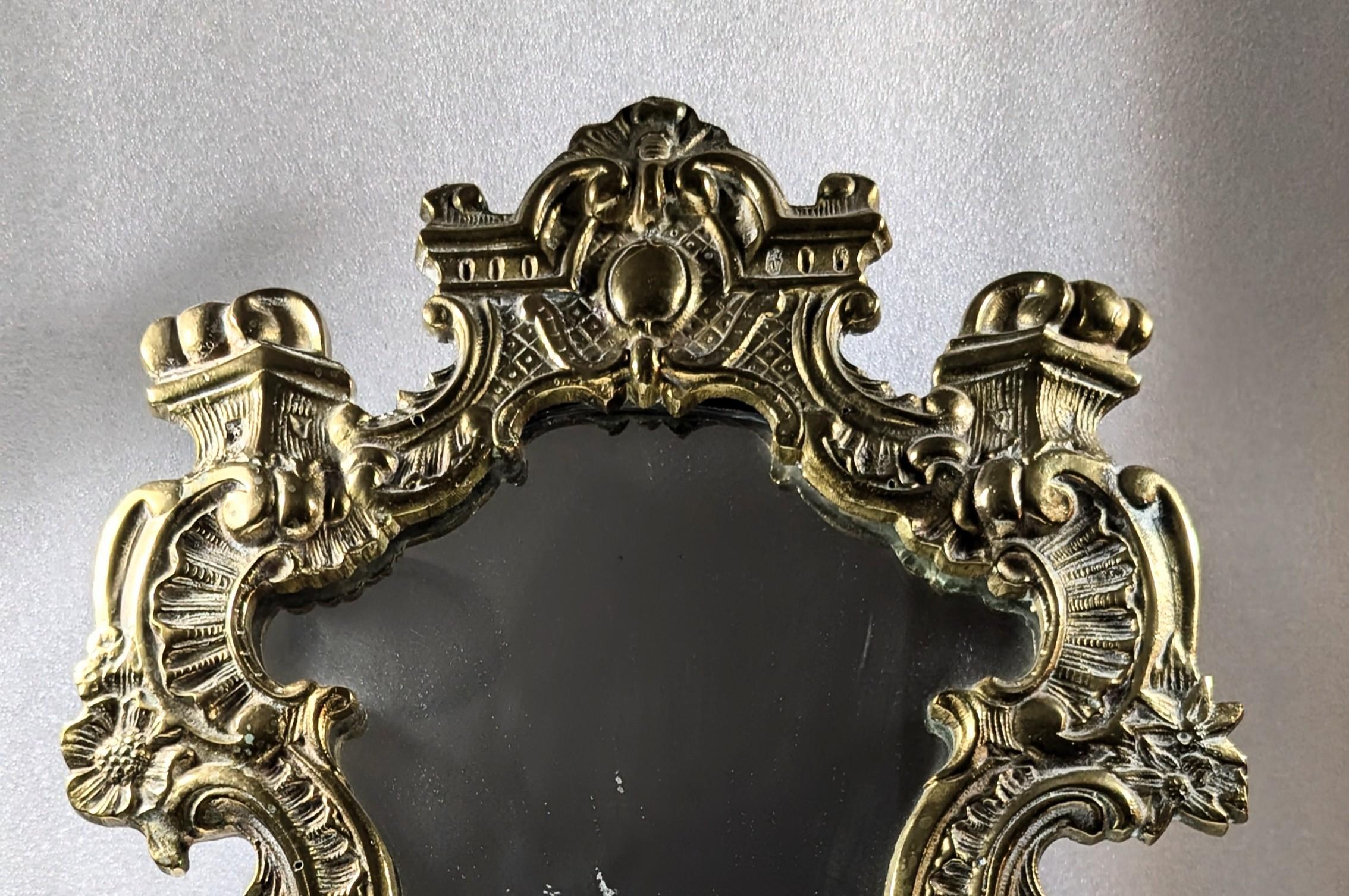 20ième siècle Miroir de courtoisie en laiton patiné du XIXe siècle en vente