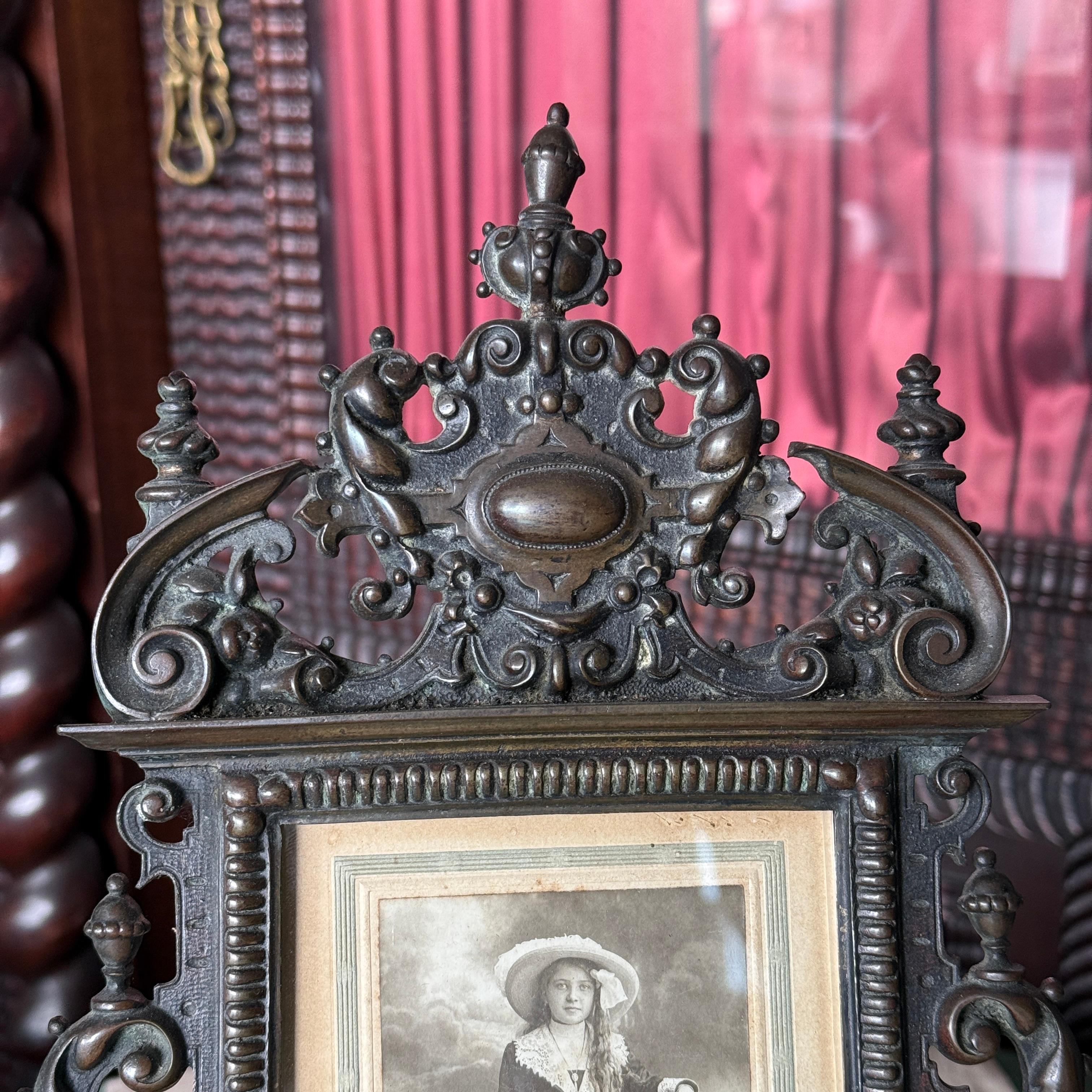 French 19th Century Patinated Bronze Ornate Picture Frame For Sale