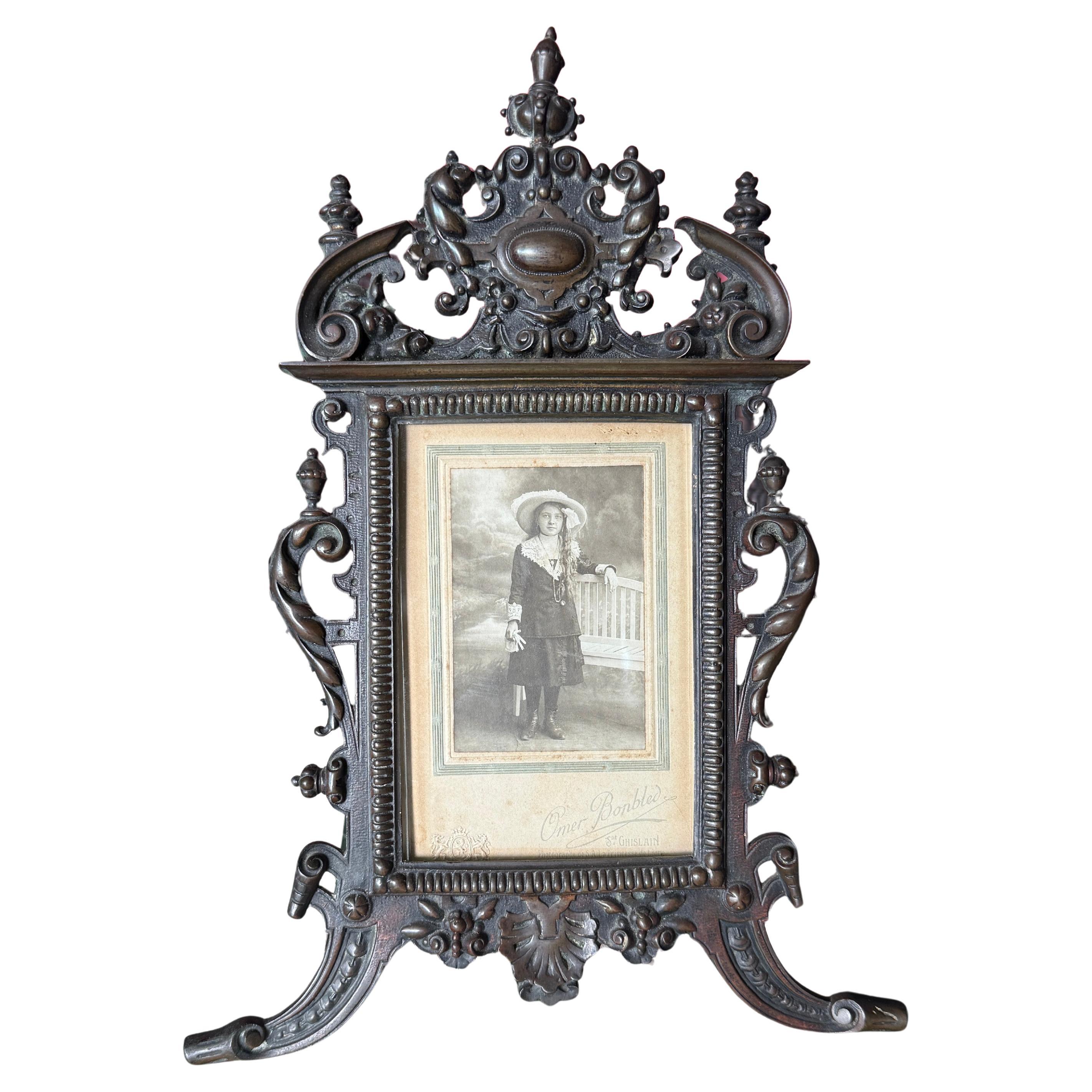 Cornice decorata in bronzo patinato del XIX secolo