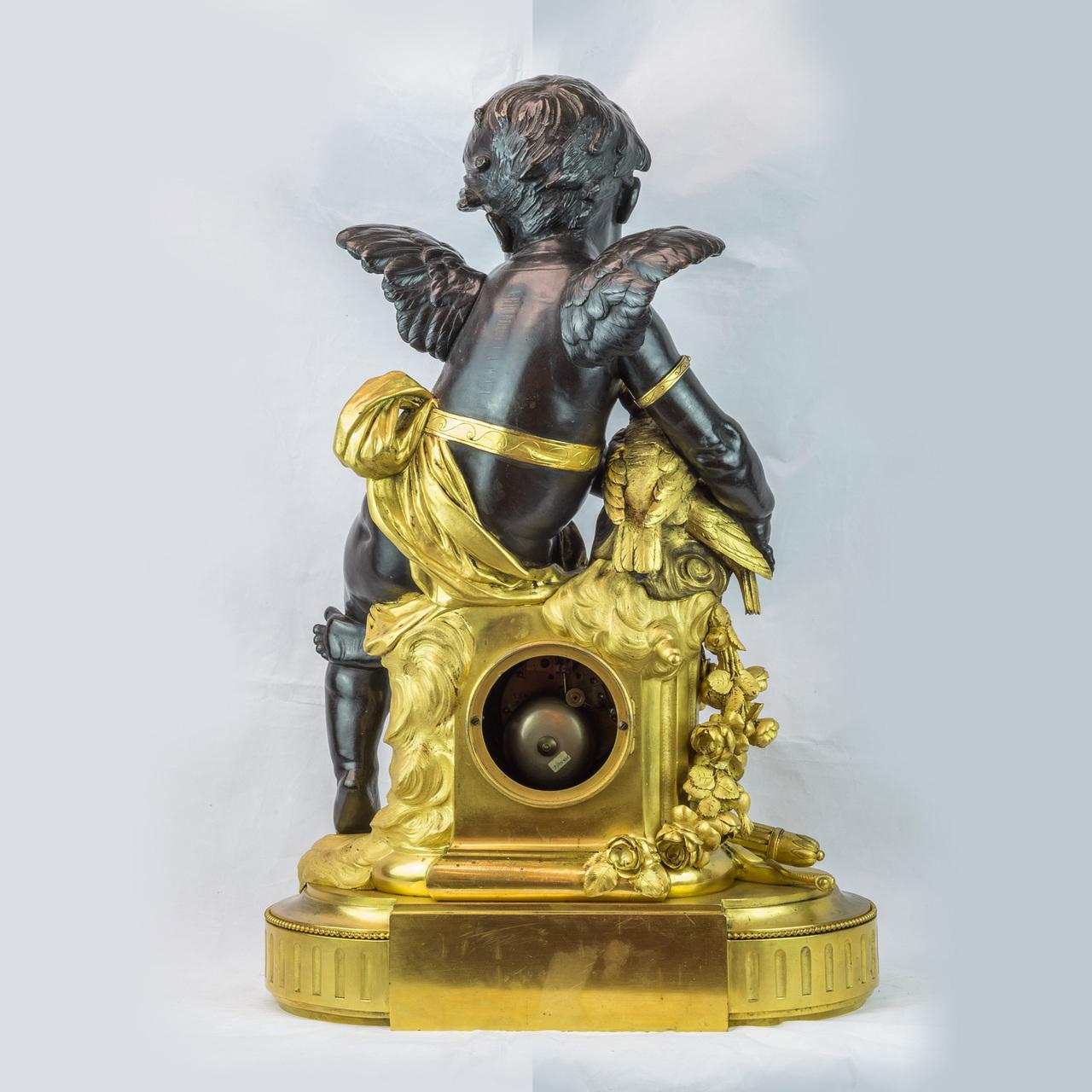 Putto aus patinierter Bronze des 19. Jahrhunderts sitzt auf einer vergoldeten Kaminuhr (Louis XVI.) im Angebot