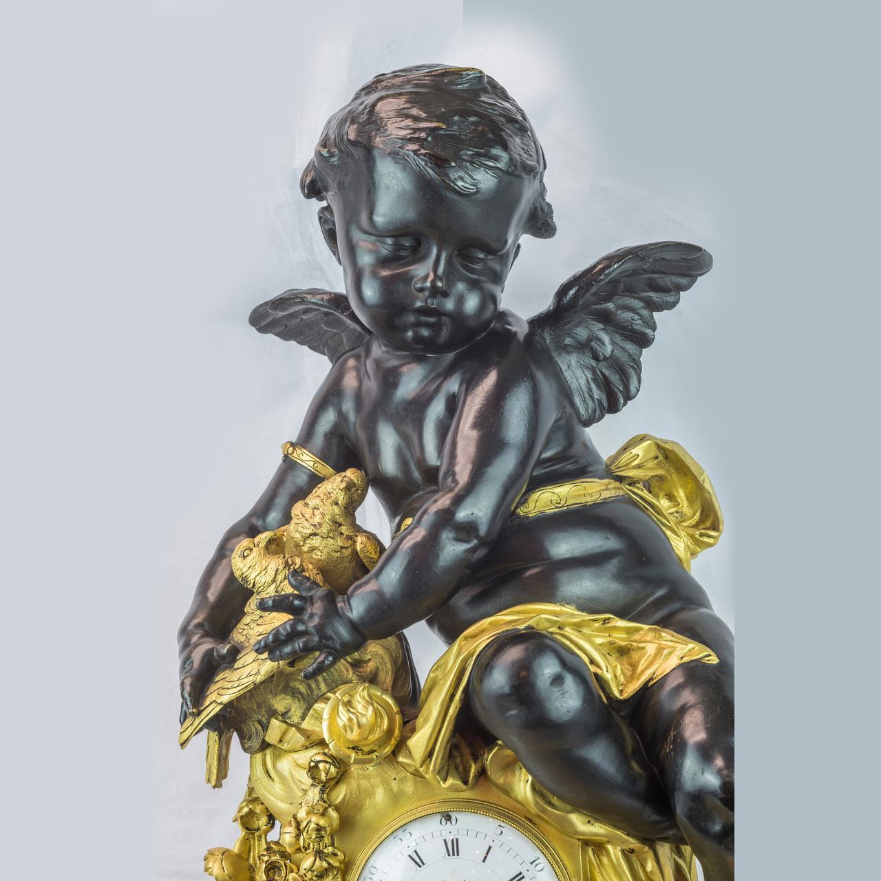 Français Putto en bronze patiné du 19ème siècle assis sur une horloge de cheminée en bronze doré en vente