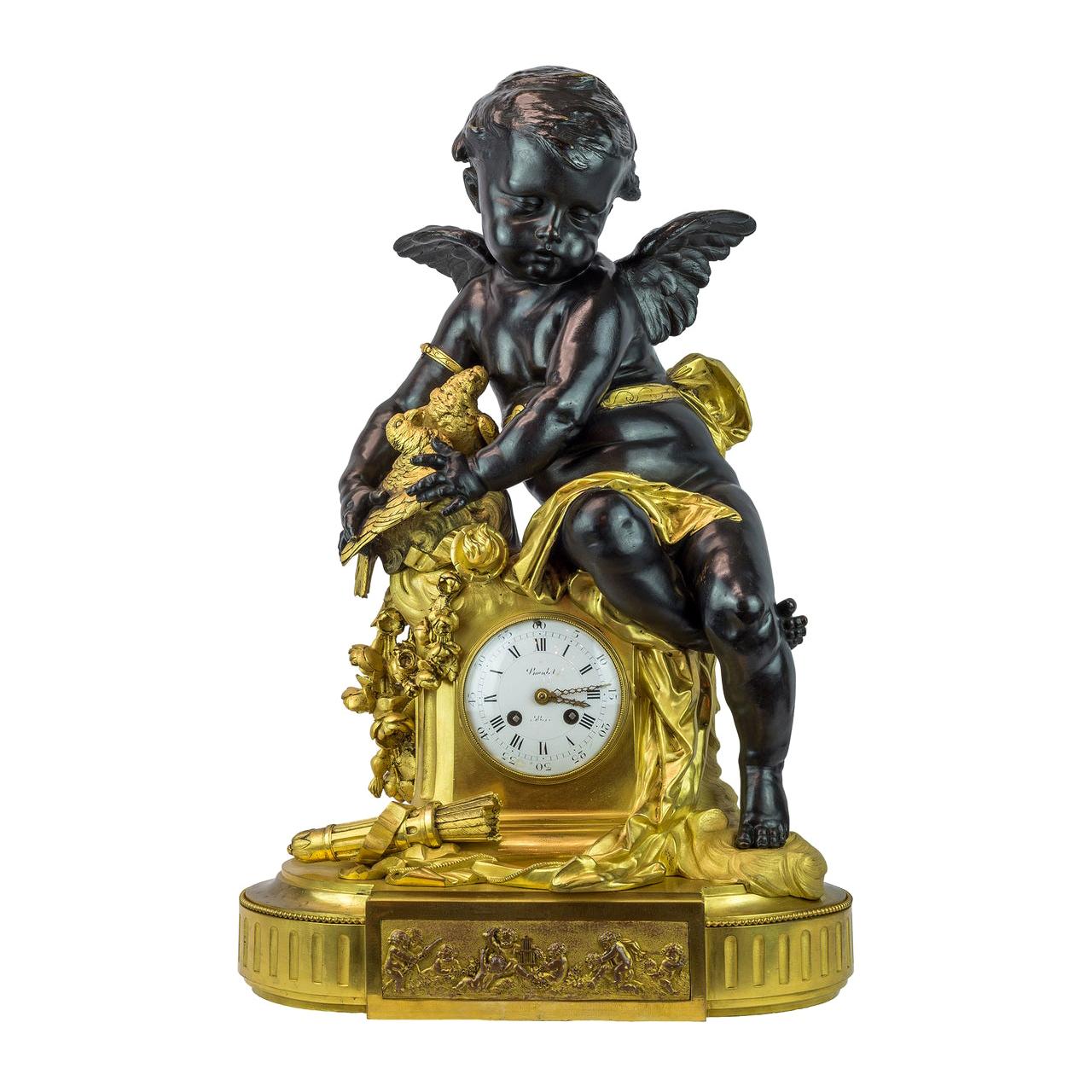 Putto en bronze patiné du 19ème siècle assis sur une horloge de cheminée en bronze doré