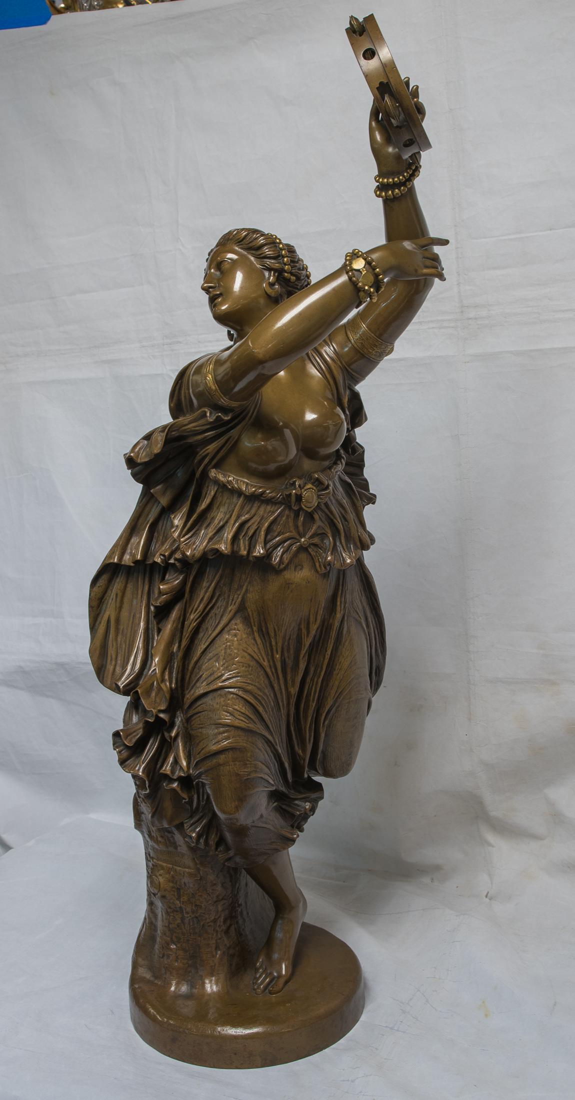 Sculpture en bronze patiné finement coulée représentant une danseuse Zingara d'après un modèle de Jean-Baptiste Clésinger par la fonderie F. Barbedienne. Modèle dansant avec un tambourin, inscrit F. BARBEDIENNE.FONDEUR avec le sceau de réduction