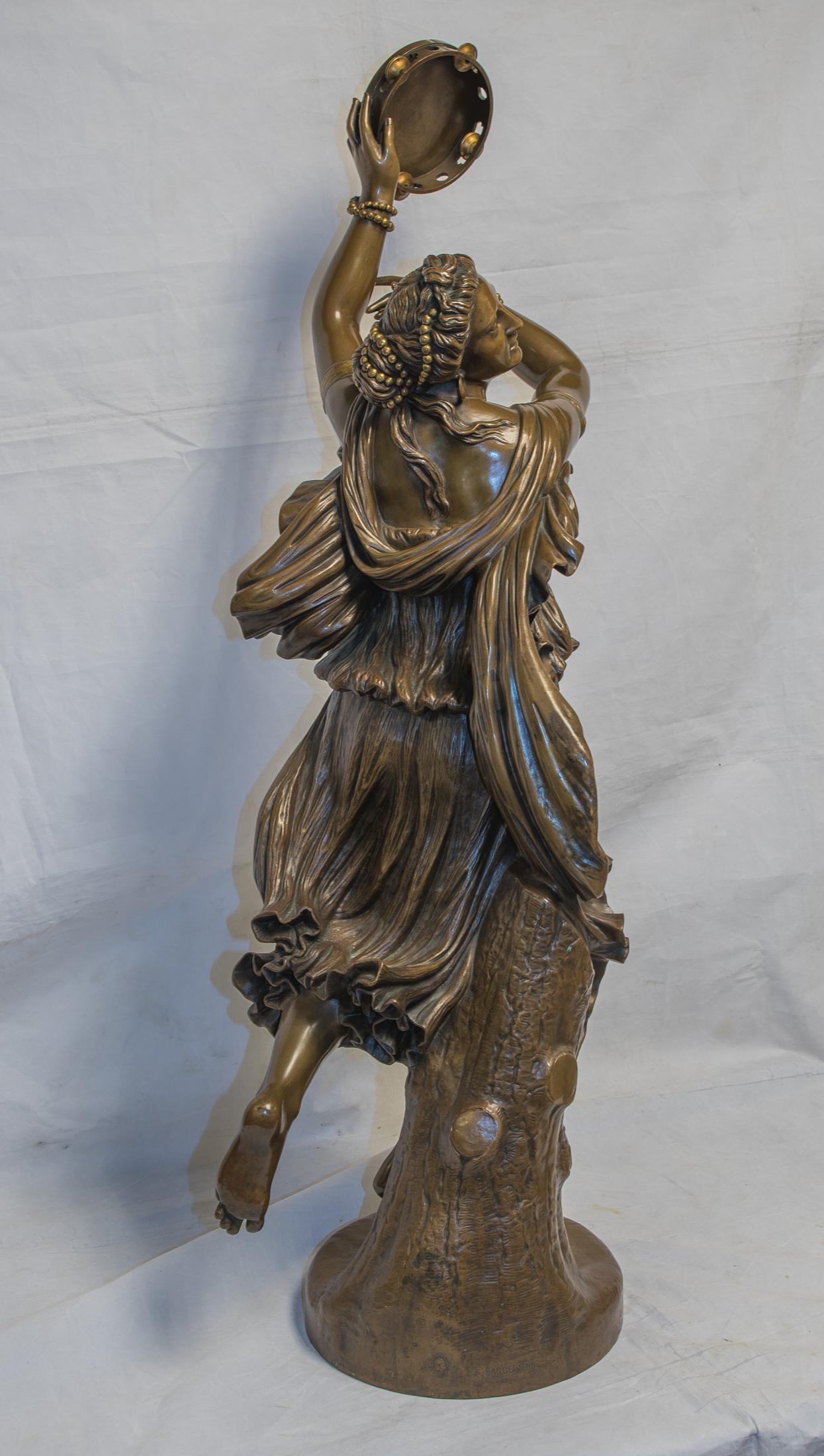 Français Sculpture en bronze patiné du 19ème siècle d'une danseuse Zingara par F. Barbedienne en vente