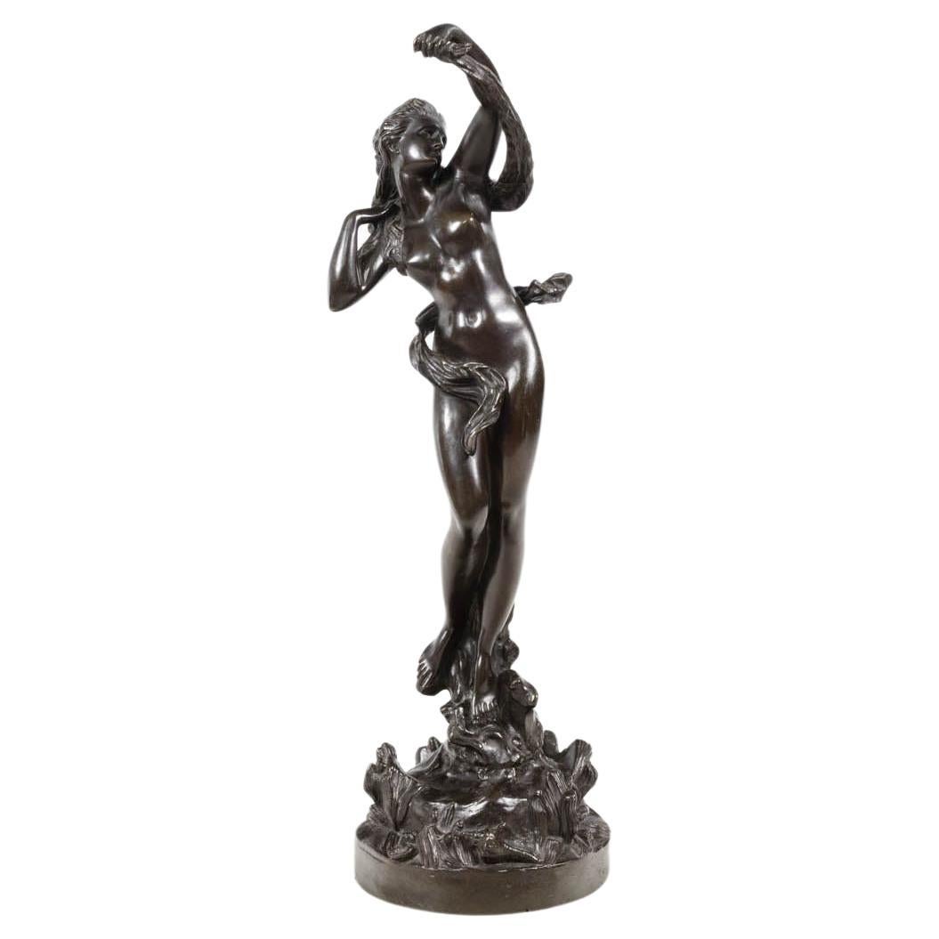 Patinierte Bronzeskulptur einer tanzenden weiblichen Figur aus dem 19. Jahrhundert