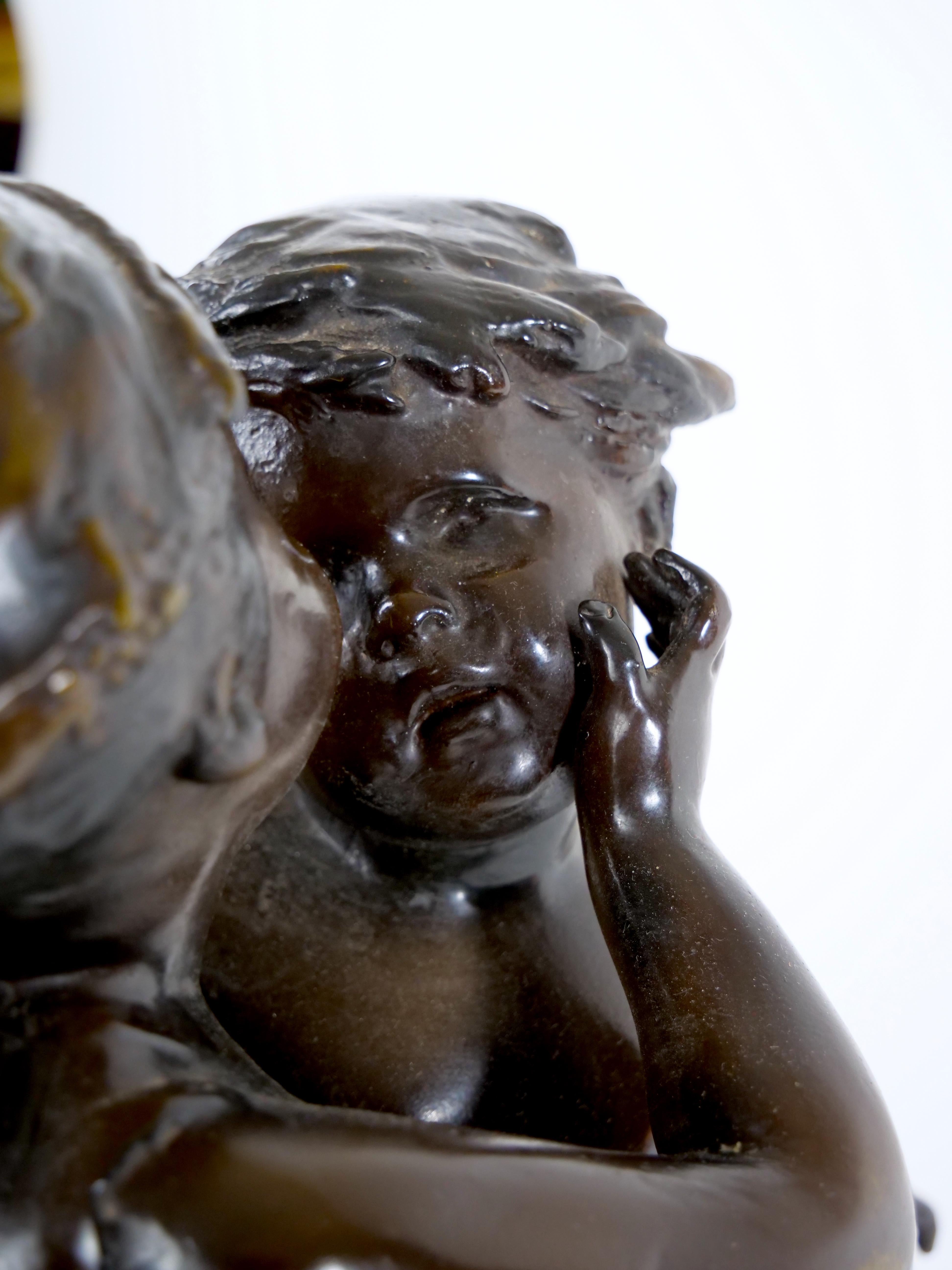 Patinierte Bronzeskulptur von Mädchen und Junge aus dem 19. Jahrhundert  im Angebot 10
