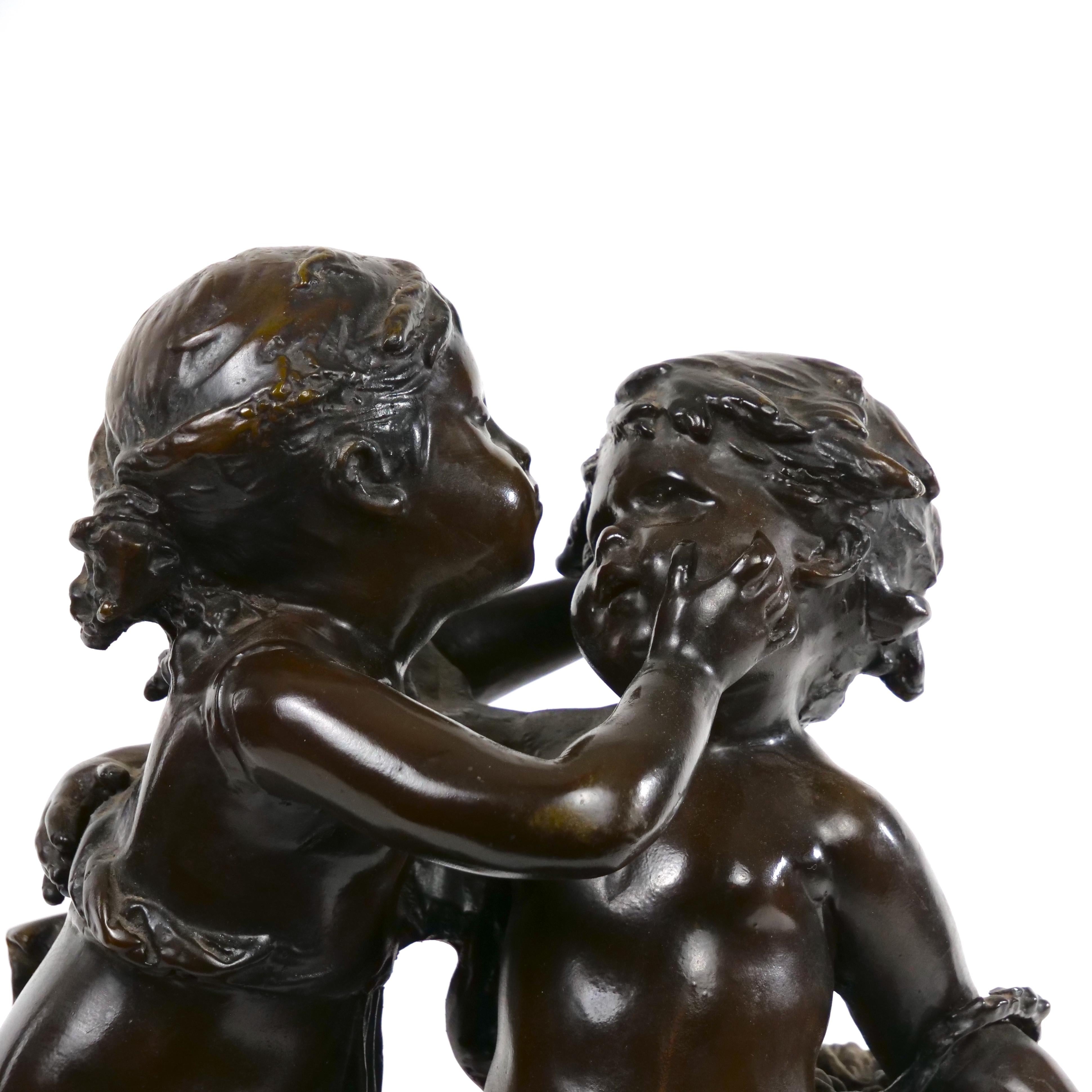 Patinato Scultura in bronzo patinato del XIX secolo con ragazza e ragazzo in vendita