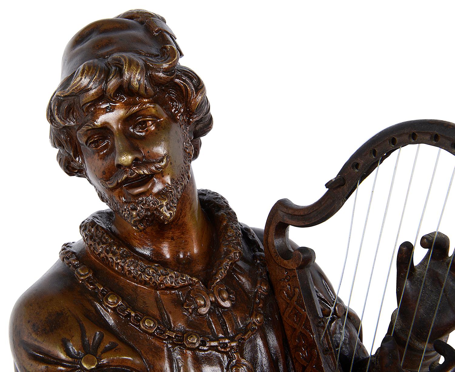 Un musicista in bronzo patinato francese della fine del XIX secolo di ottima qualità che suona un'arpa.

Firmato;
Marcel Debut (1865-1933)

Figlio del famoso scultore francese del XIX secolo Didier Debut. Marcel ha studiato con Henri Chapu
