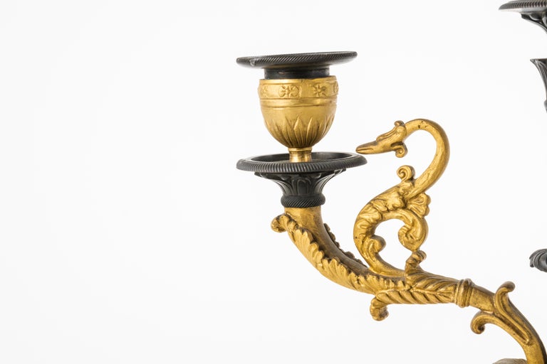 19th Century Patinated & Ormolu Empire Striking Mantel Clock Set Pendule Au Vase For Sale 1
