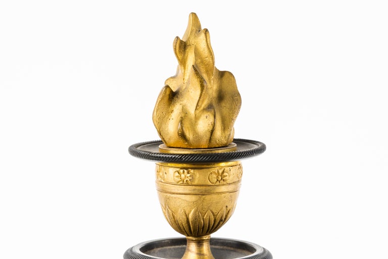 19th Century Patinated & Ormolu Empire Striking Mantel Clock Set Pendule Au Vase For Sale 2