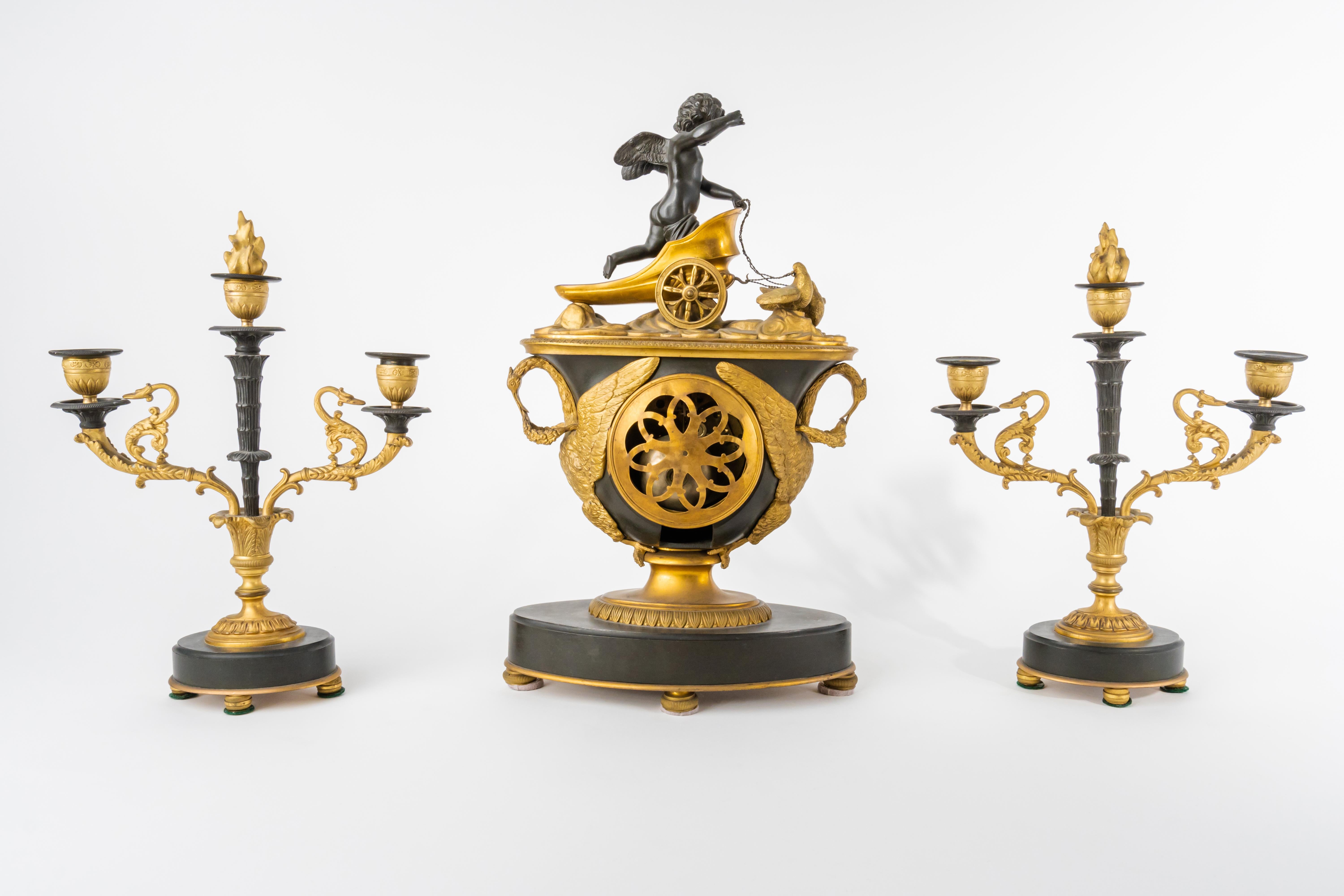 19th Century Patinated & Ormolu Empire Striking Mantel Clock Set Pendule Au Vase For Sale 3