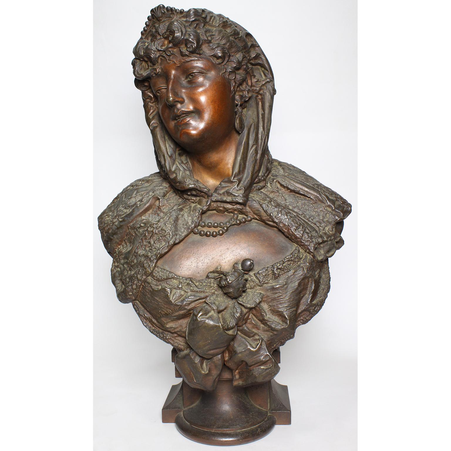 Un buste de jeune femme portant un foulard, en terre cuite patinée du XIXe siècle. La jeune femme, en patine brun-cuivre, pose avec un regard à droite et porte un collier de perles et une fleur au décolleté. Attribué à Louis Hottot (français,