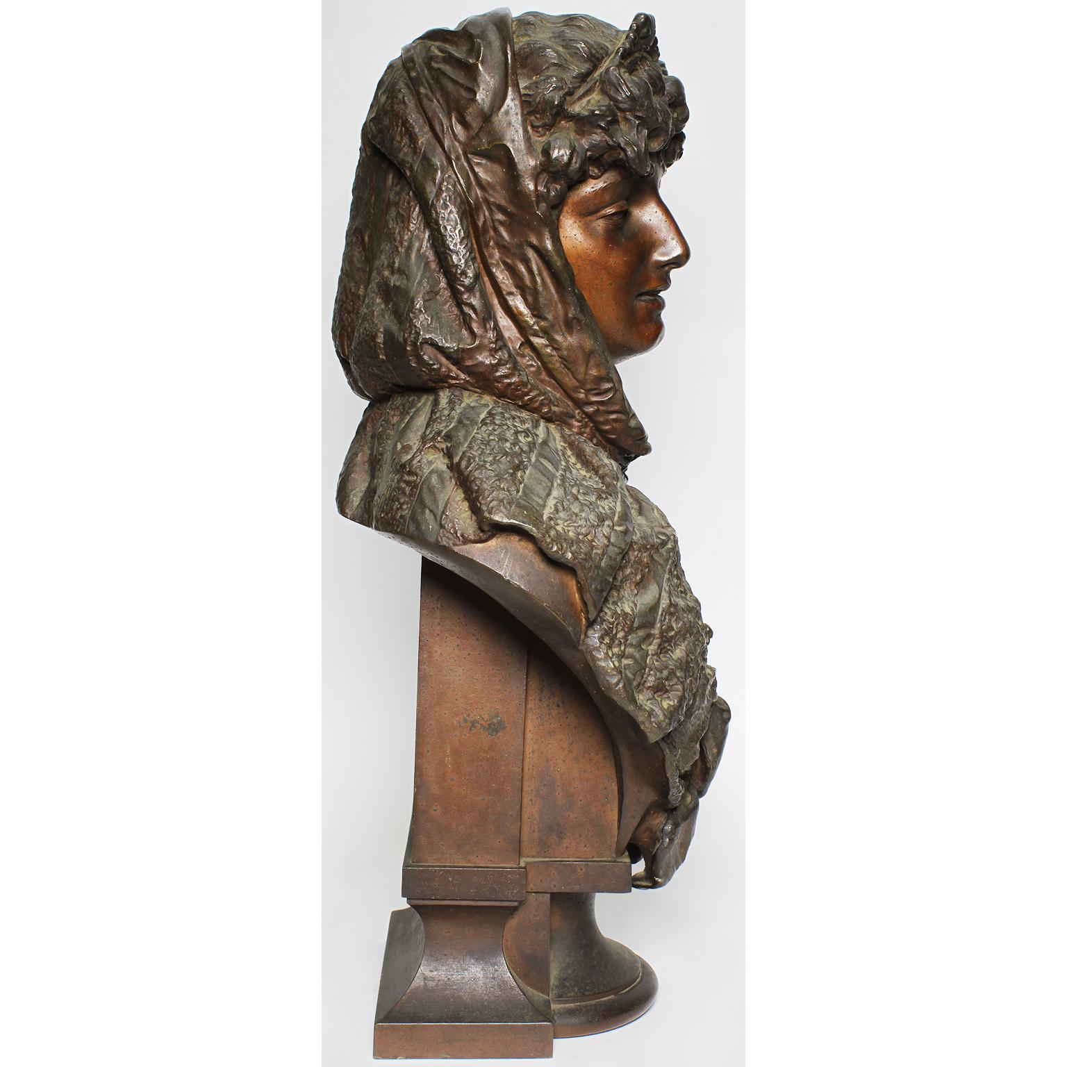 Début du 20ème siècle Buste d'une jeune fille en étain patiné du 19ème siècle, attribué à Hottot en vente