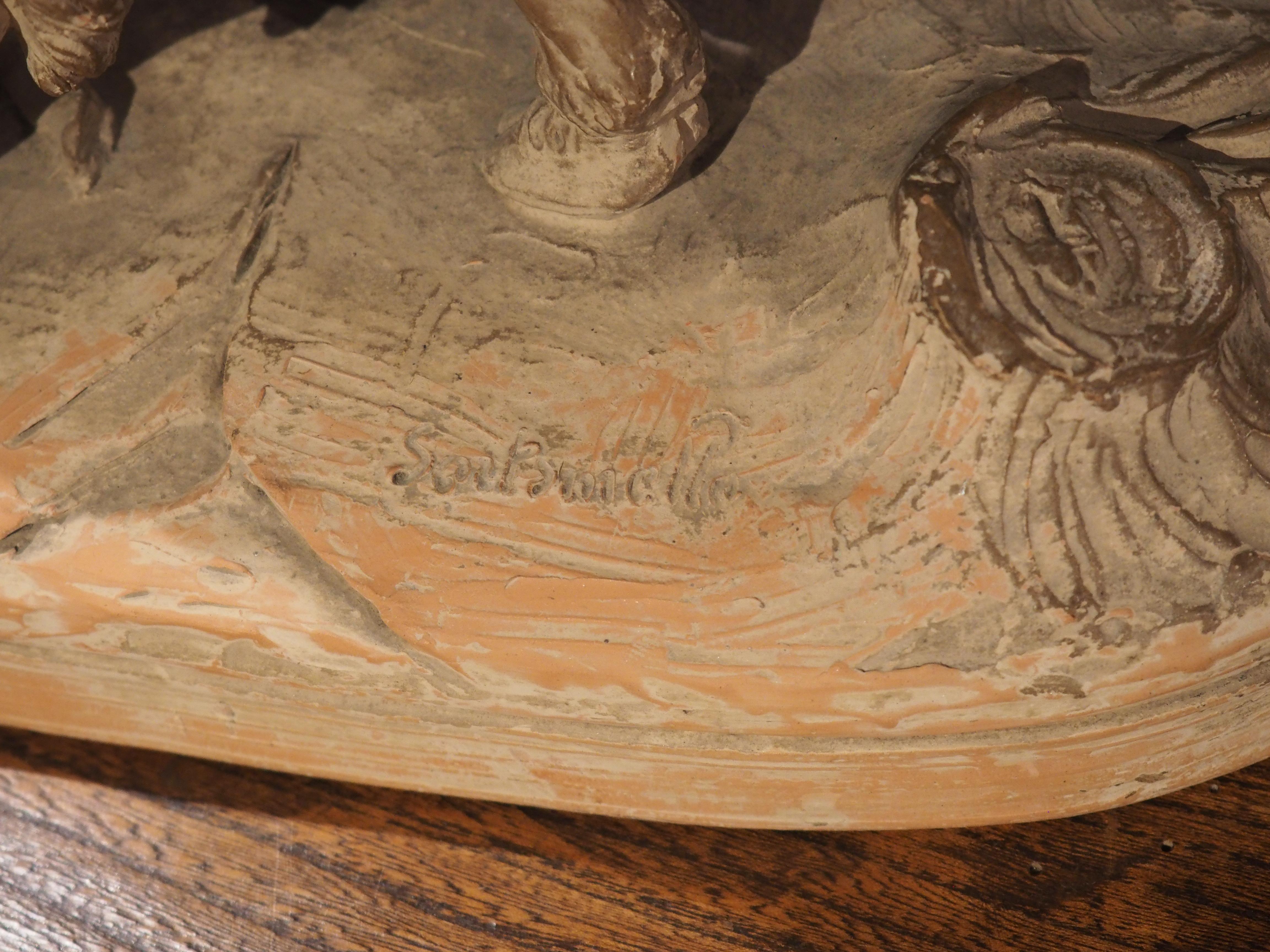 Table de Bacchanale en terre cuite patinée du 19ème siècle représentant des putti jouant avec une chèvre en vente 7