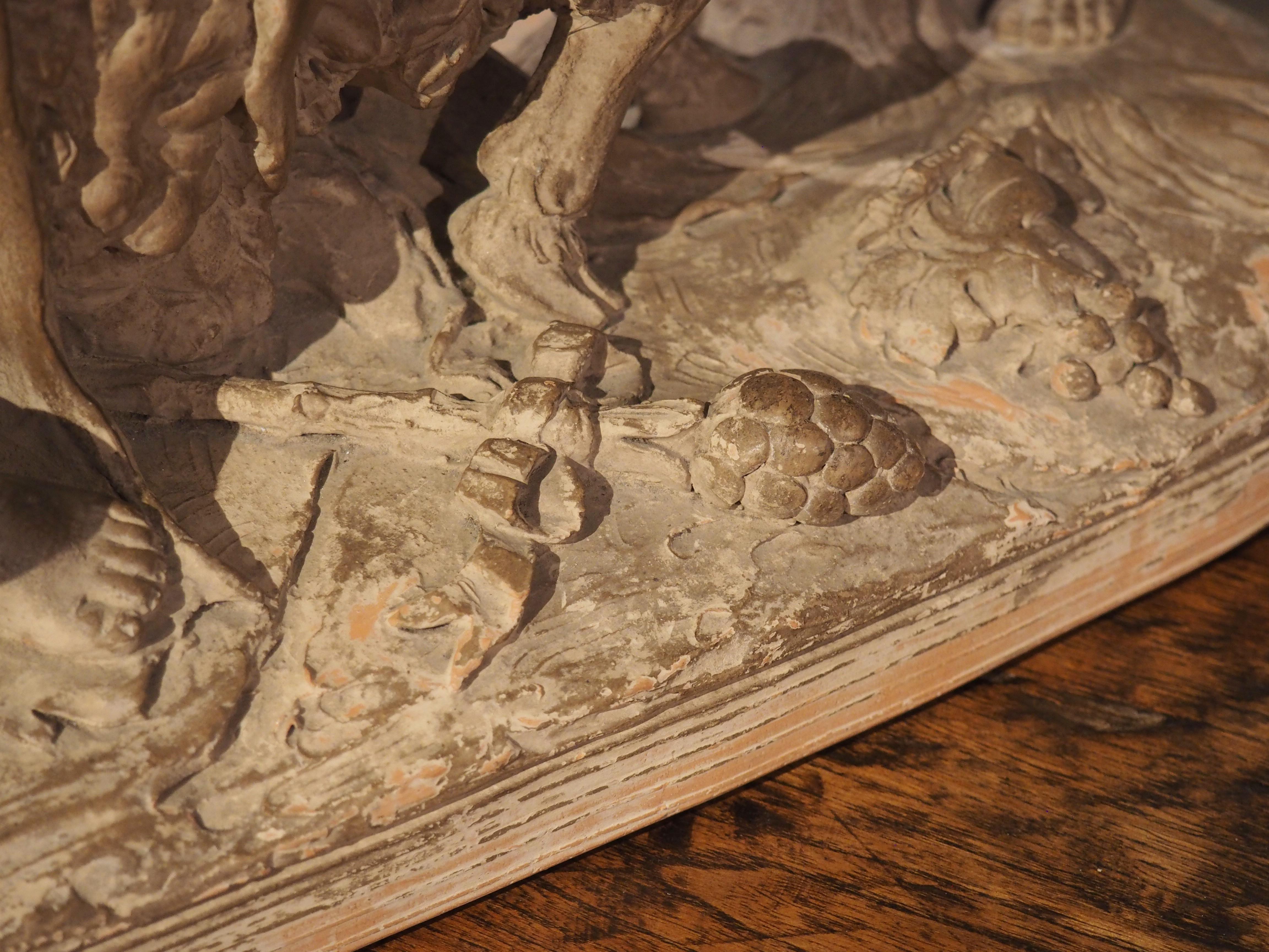 Table de Bacchanale en terre cuite patinée du 19ème siècle représentant des putti jouant avec une chèvre en vente 10