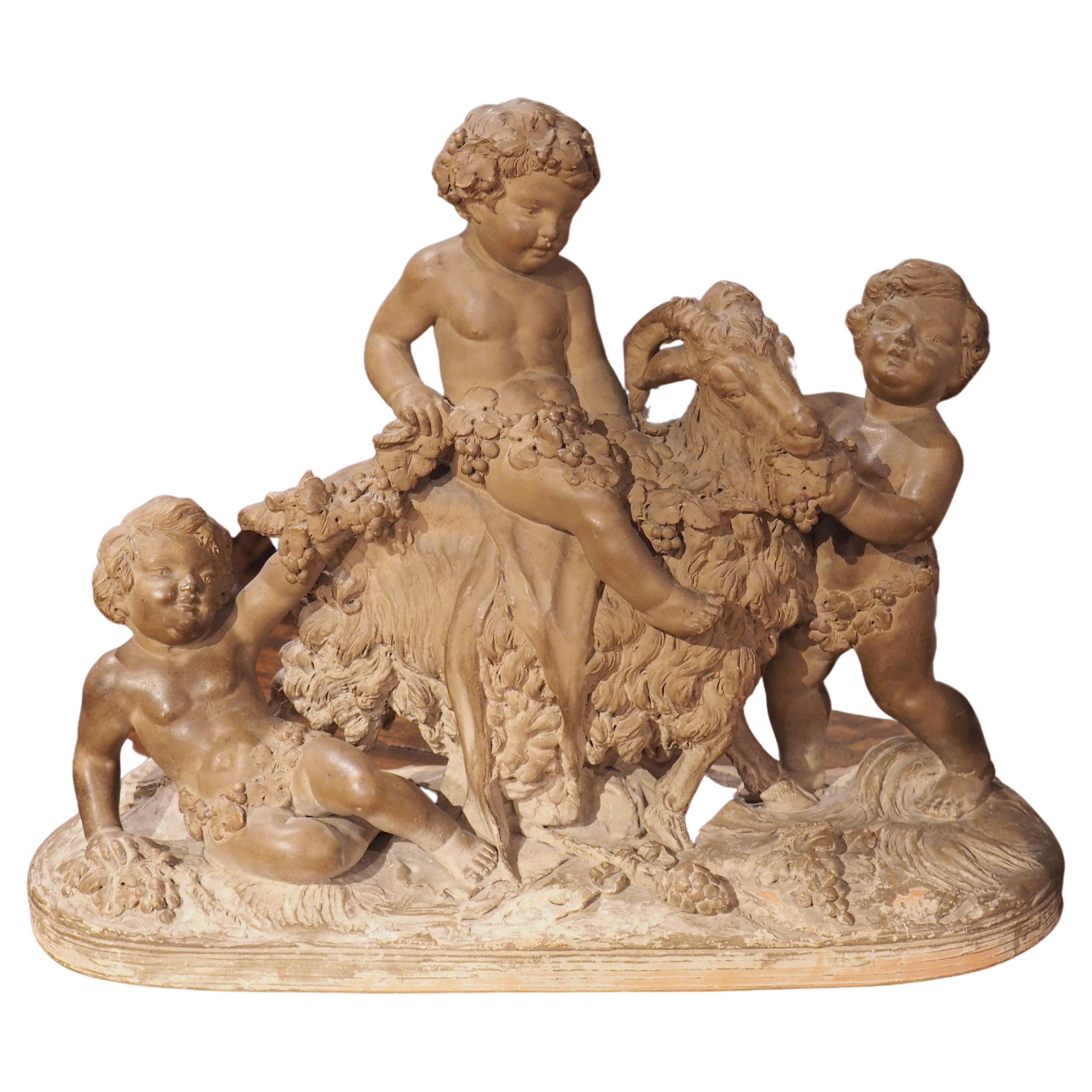 Table de Bacchanale en terre cuite patinée du 19ème siècle représentant des putti jouant avec une chèvre en vente