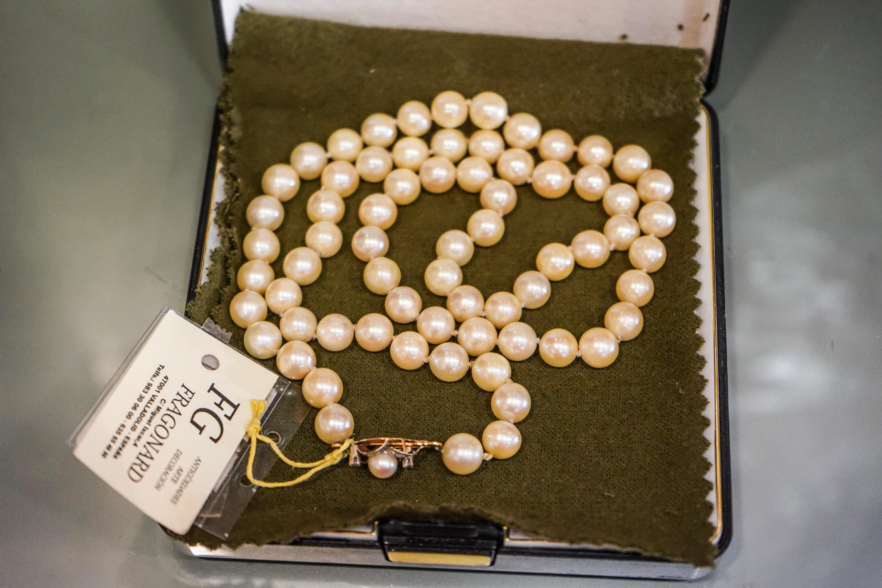 Stunning and unique pearl necklace from the southern seas, diameter of 66 cm and weight of 62 g, with a very beautiful floral rosette brooch, with a diamond-shaped pearl, in 18-karat yellow gold.
Exquisite jewel to wear in the best occasions!!