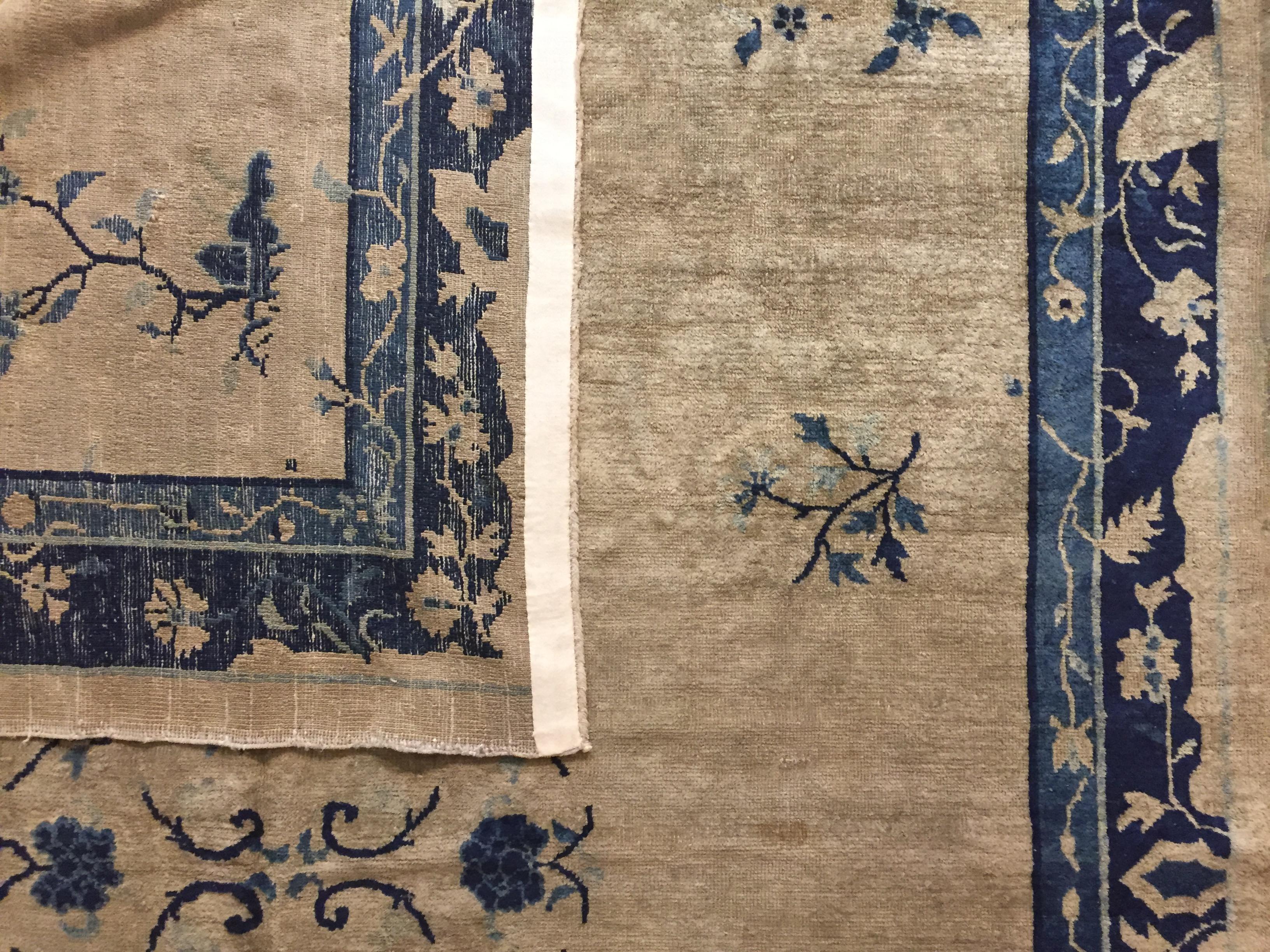 Chinesischer handgeknüpfter weißer und blauer Teppich mit luxuriöser Dekoration aus dem 19. Jahrhundert im Angebot 5