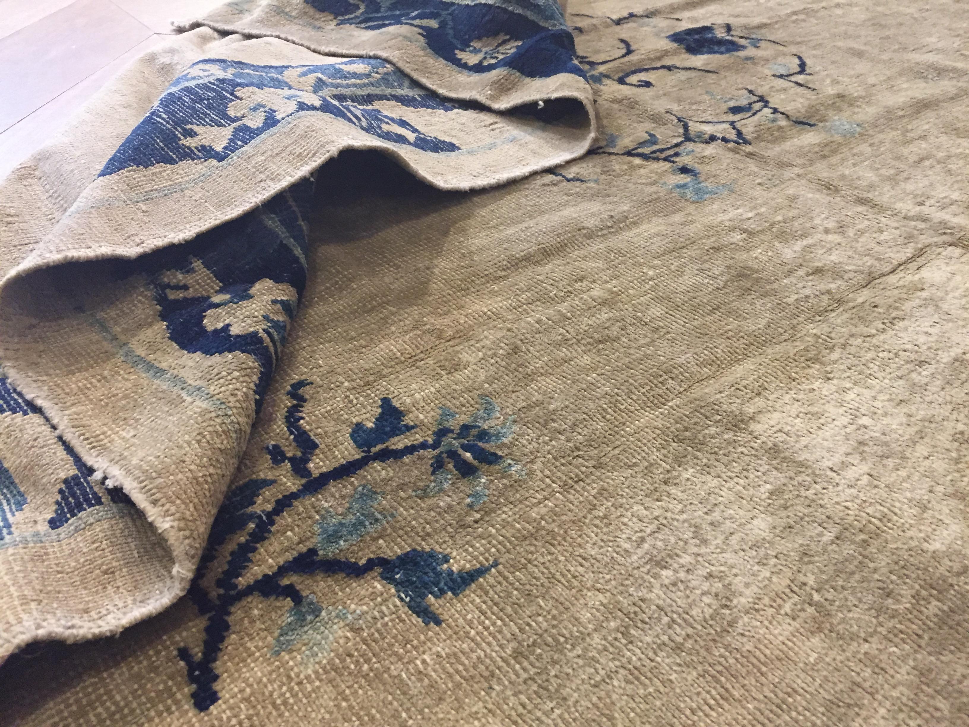 Chinesischer handgeknüpfter weißer und blauer Teppich mit luxuriöser Dekoration aus dem 19. Jahrhundert im Angebot 8
