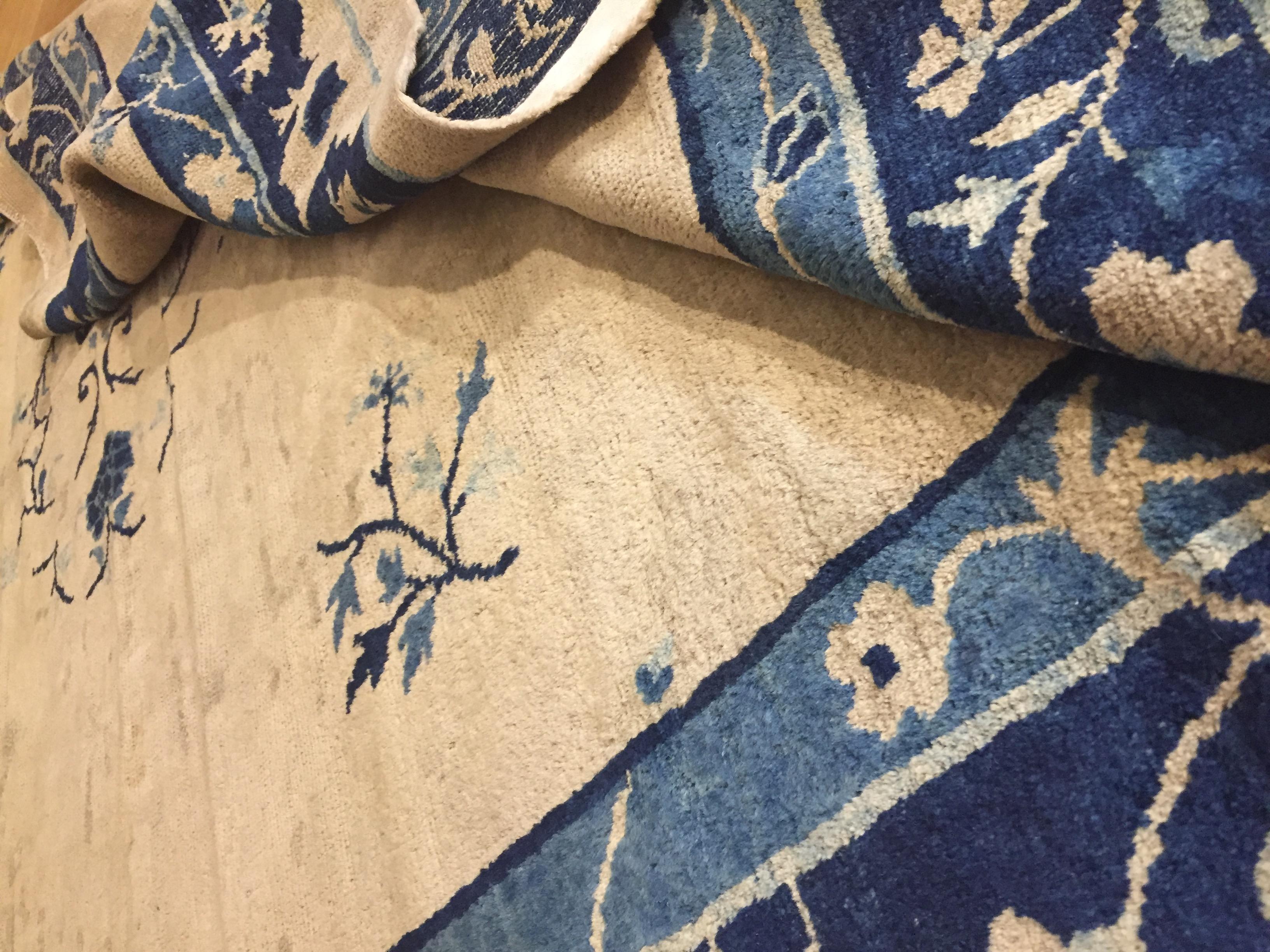 Chinesischer handgeknüpfter weißer und blauer Teppich mit luxuriöser Dekoration aus dem 19. Jahrhundert im Angebot 9